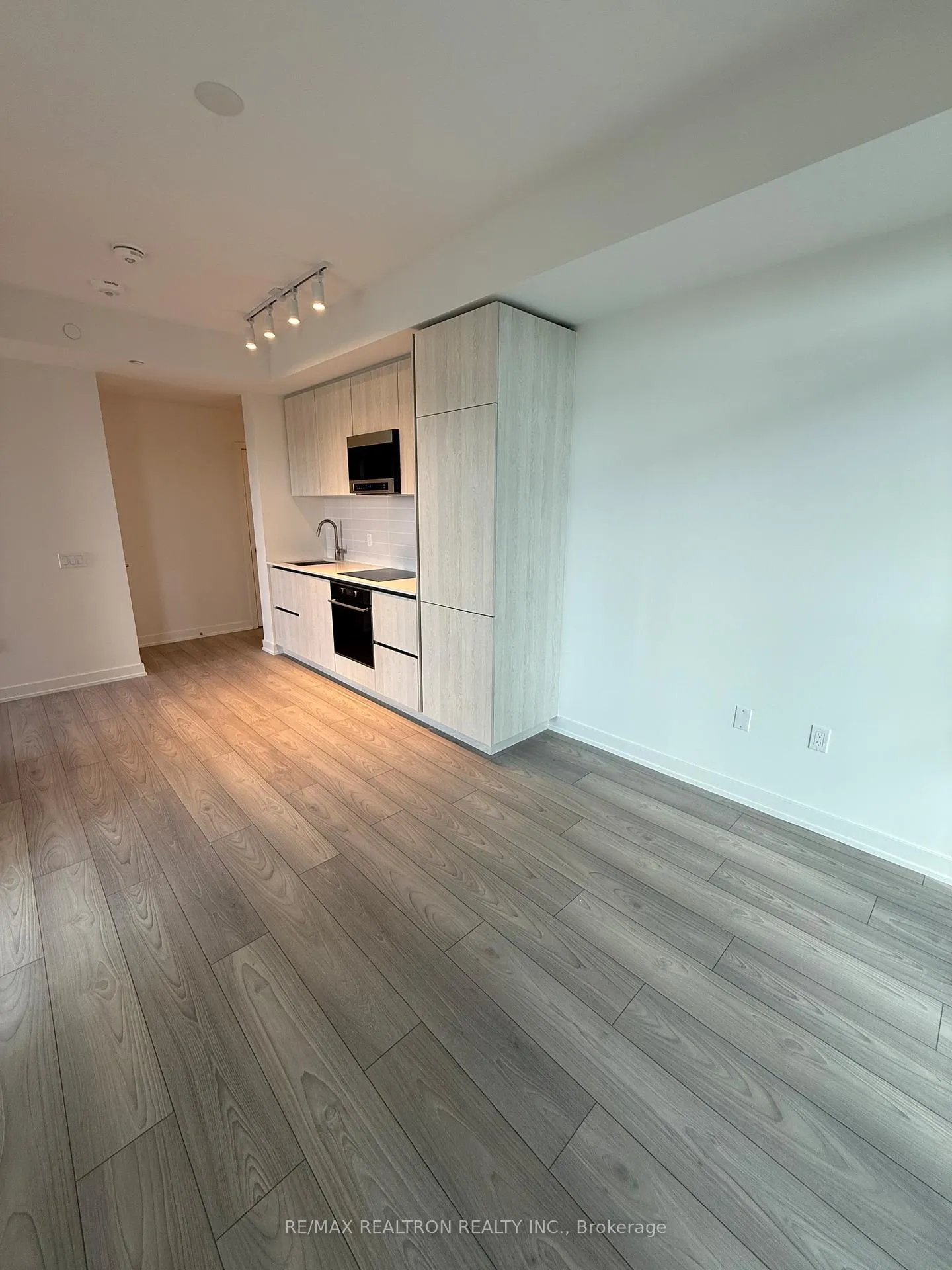 Photo 4 of Unit 2009, 110 Broadway Avenue, Toronto, Mount Pleasant West — HOMEH