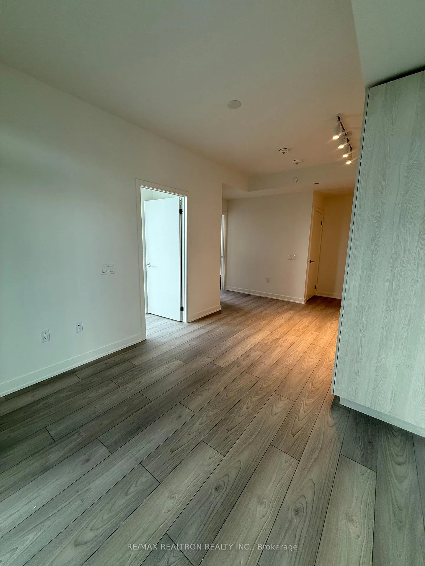 Photo 5 of Unit 2009, 110 Broadway Avenue, Toronto, Mount Pleasant West — HOMEH