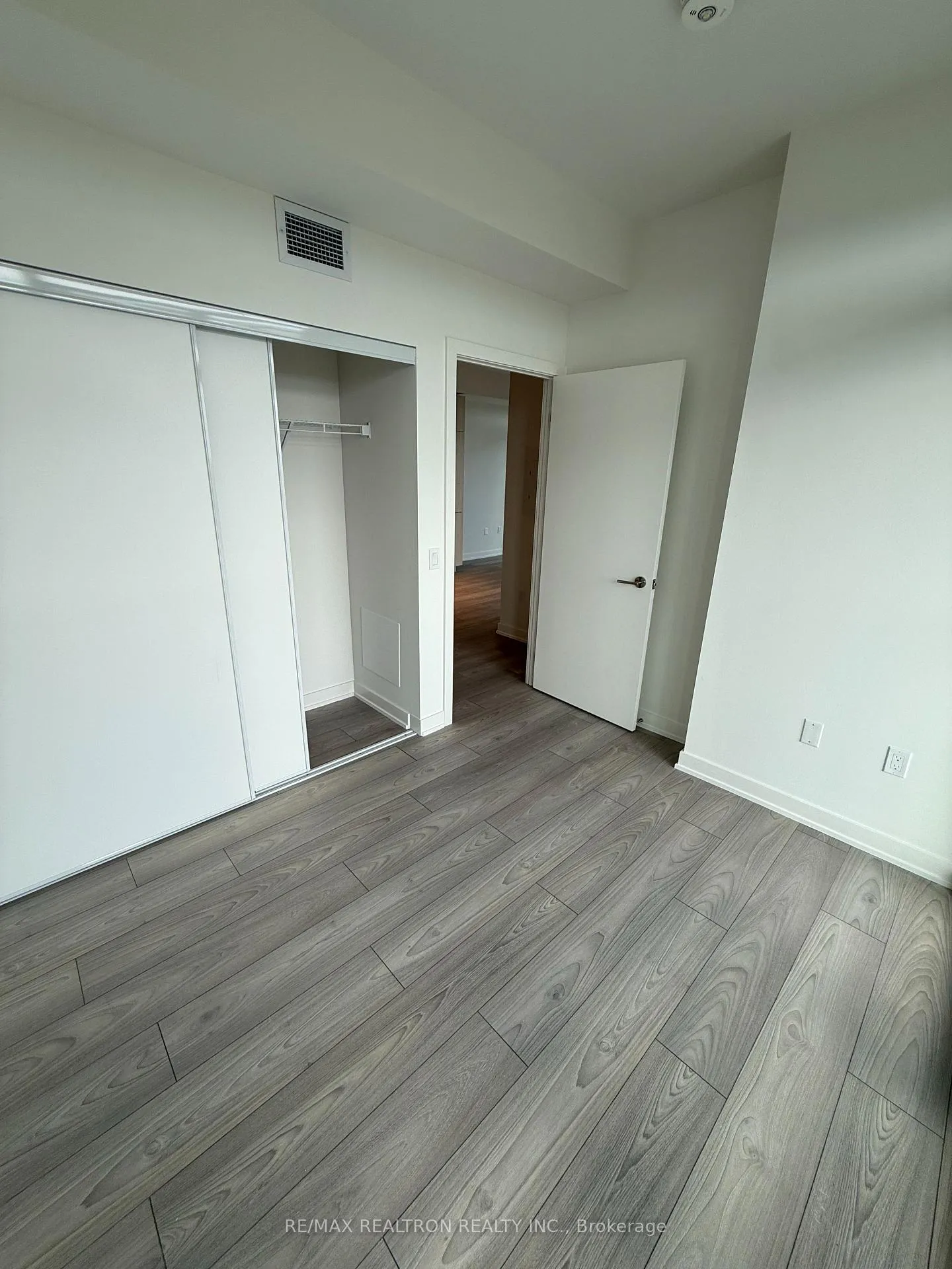 Photo 6 of Unit 2009, 110 Broadway Avenue, Toronto, Mount Pleasant West — HOMEH