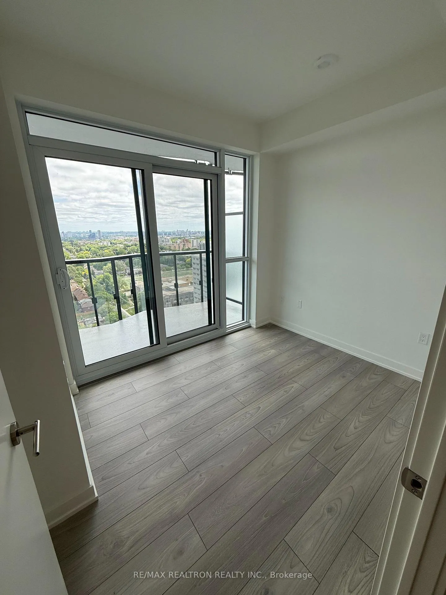 Photo 7 of Unit 2009, 110 Broadway Avenue, Toronto, Mount Pleasant West — HOMEH
