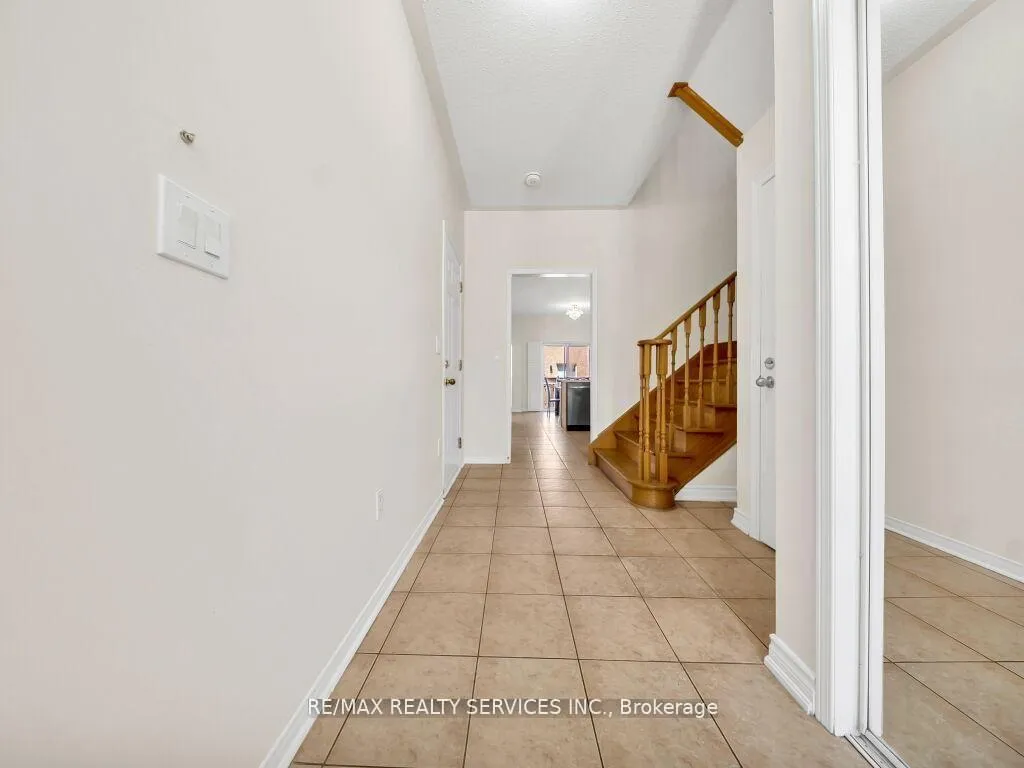 Photo 5 of 15 Lockburn Crescent, Brampton, Fletcher's Meadow — HOMEH