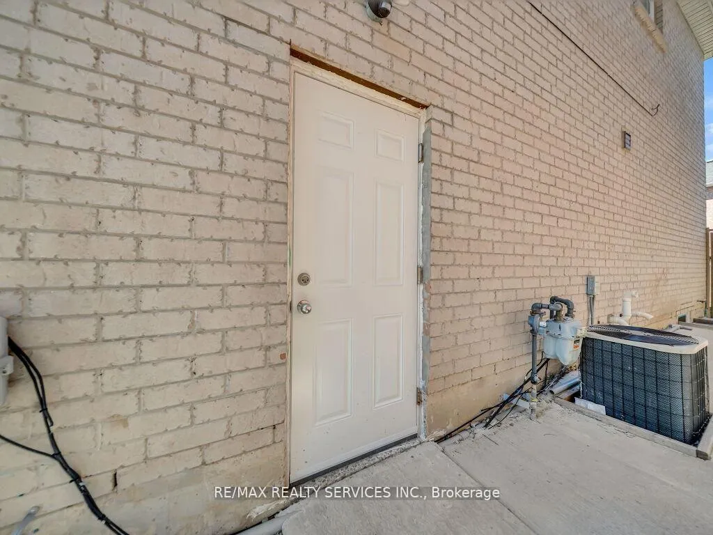 Photo 33 of 15 Lockburn Crescent, Brampton, Fletcher's Meadow — HOMEH