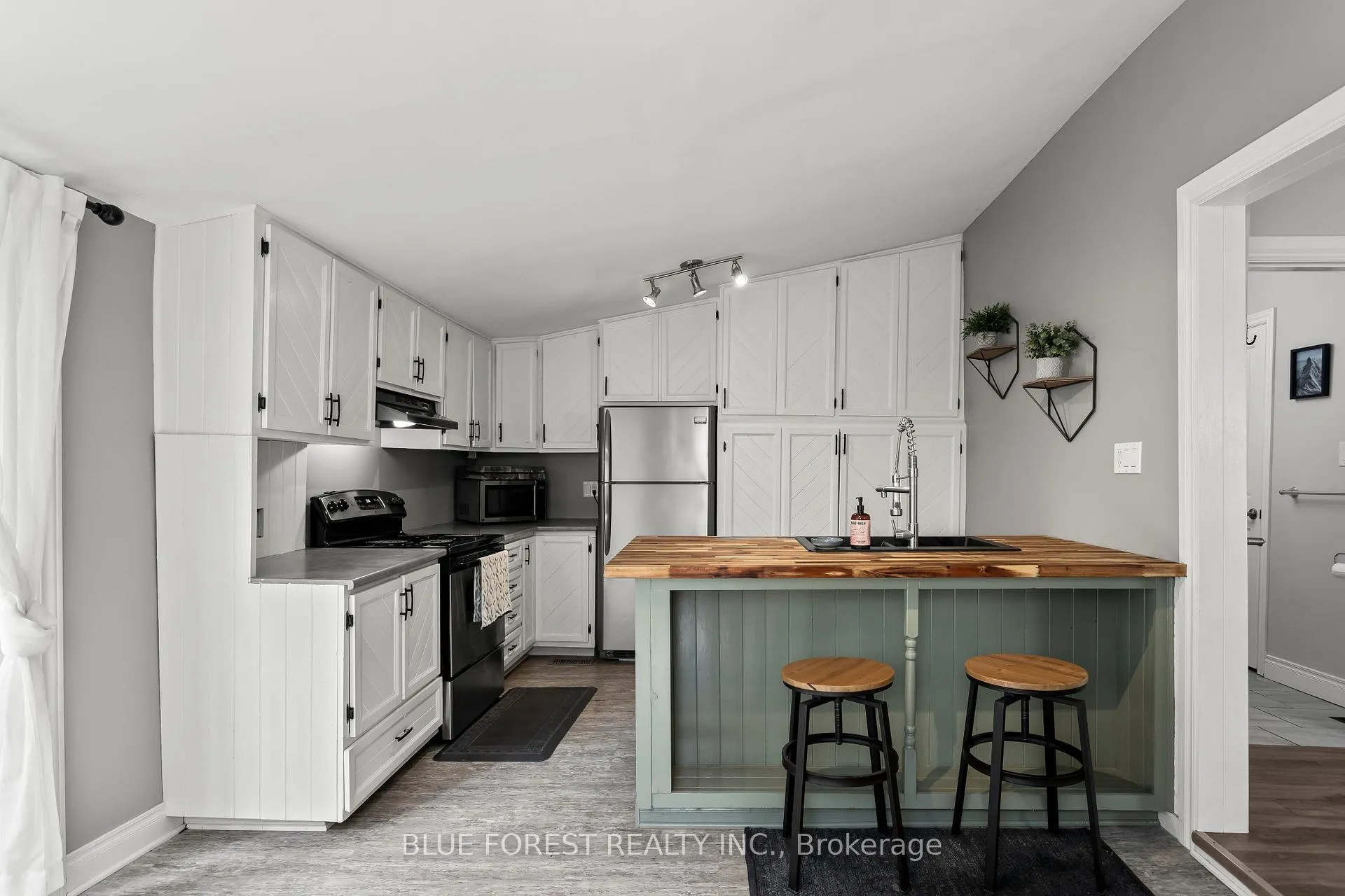Photo 3 of 832 Queens Avenue, London, East G — HOMEH