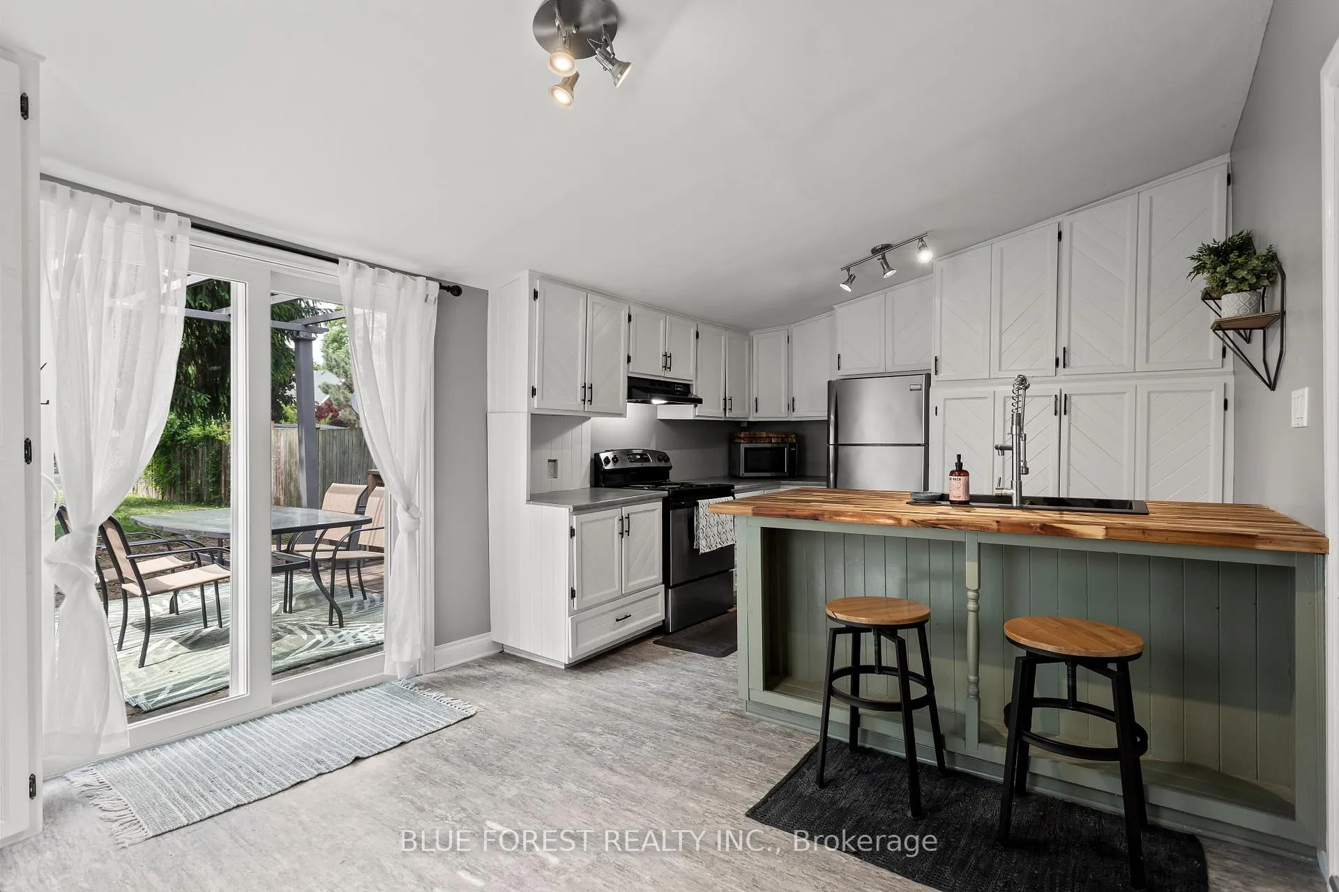 Photo 8 of 832 Queens Avenue, London, East G — HOMEH