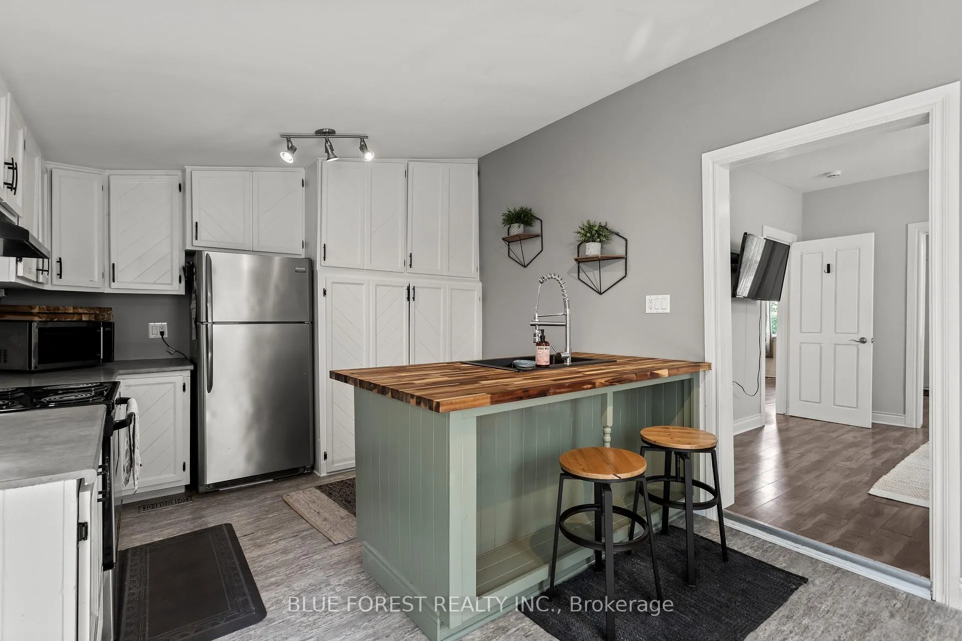 Photo 9 of 832 Queens Avenue, London, East G — HOMEH