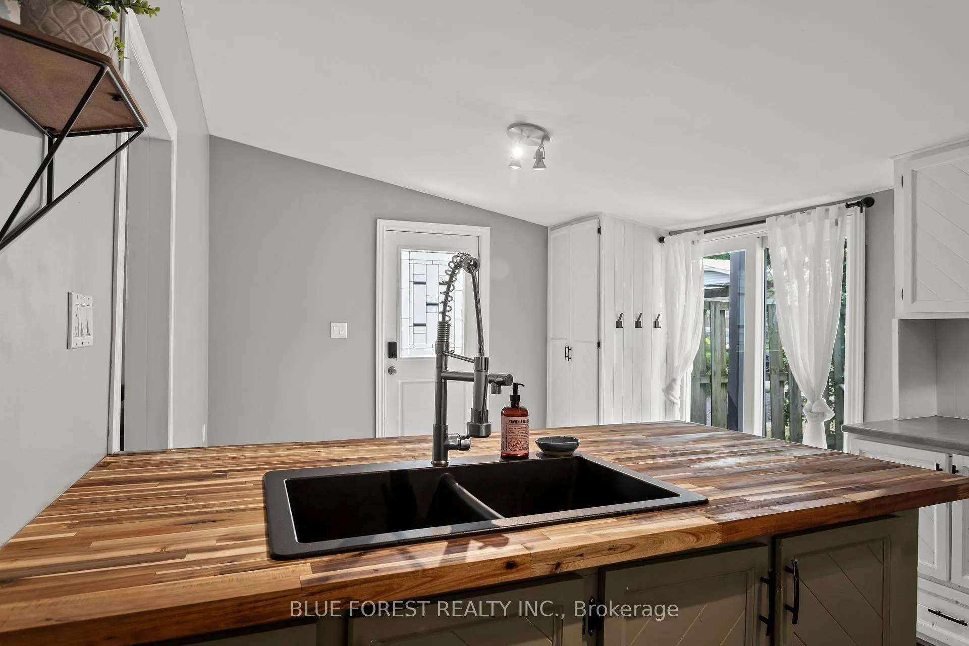 Photo 10 of 832 Queens Avenue, London, East G — HOMEH