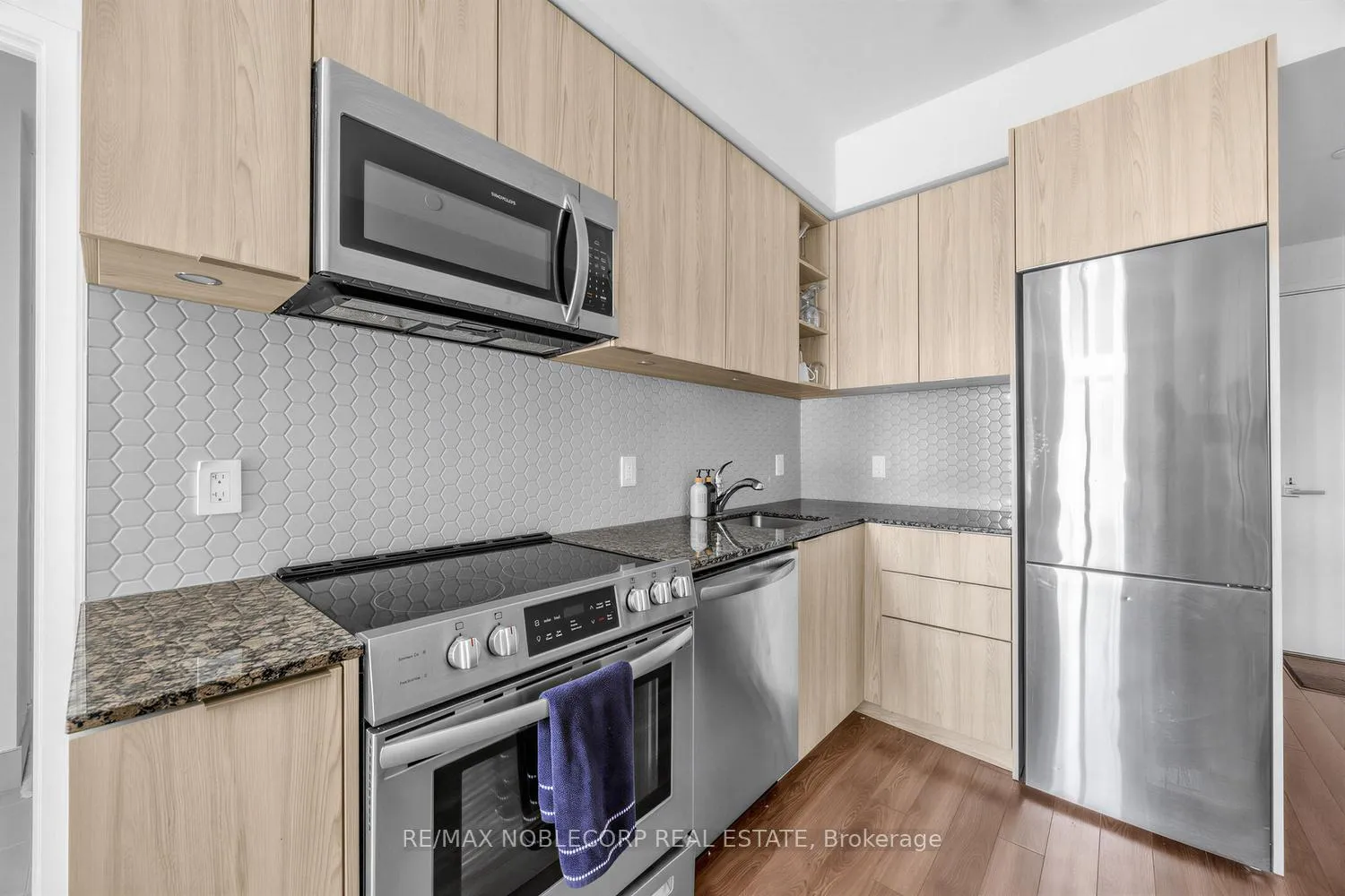 Photo 7 of Unit 1705, 30 Ordnance Street, Toronto, Niagara — HOMEH