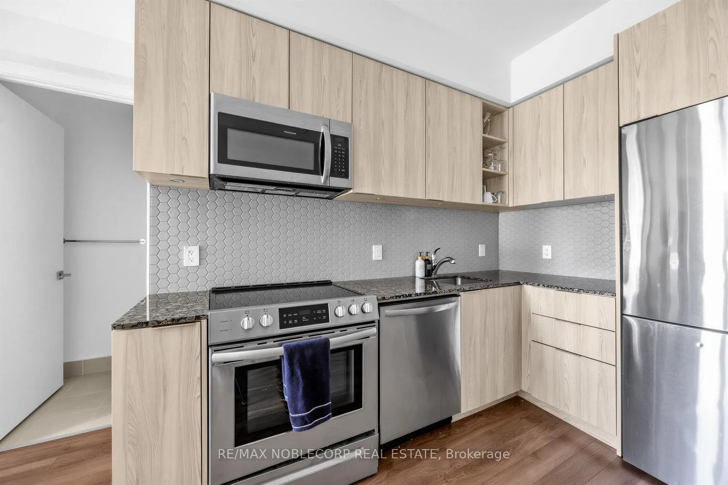Photo 8 of Unit 1705, 30 Ordnance Street, Toronto, Niagara — HOMEH