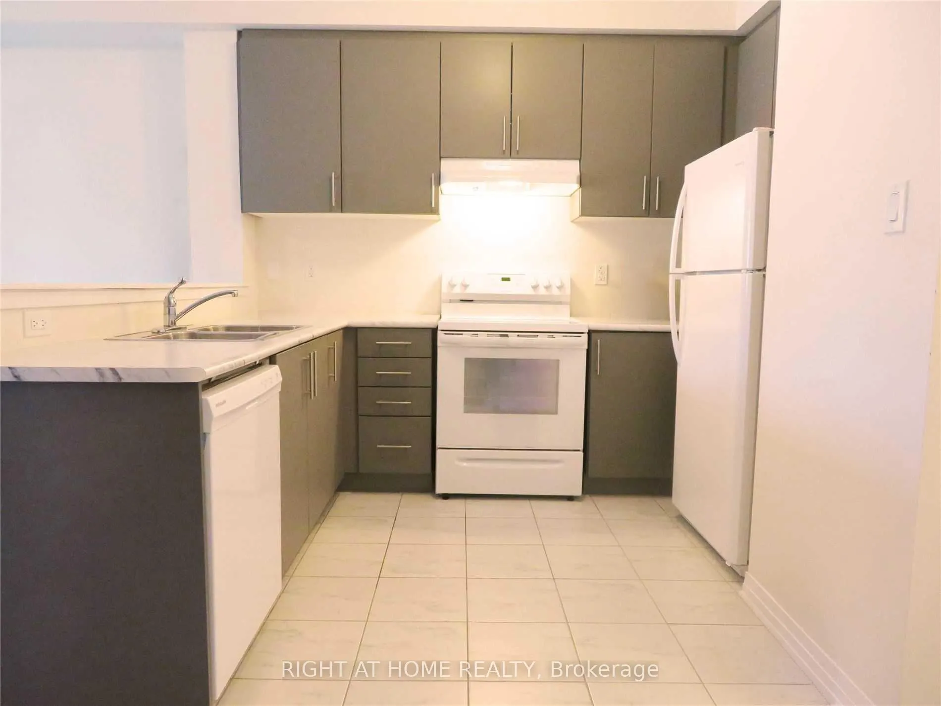 Photo 7 of 37 Bedford Estates Crescent, Barrie, Bayshore — HOMEH