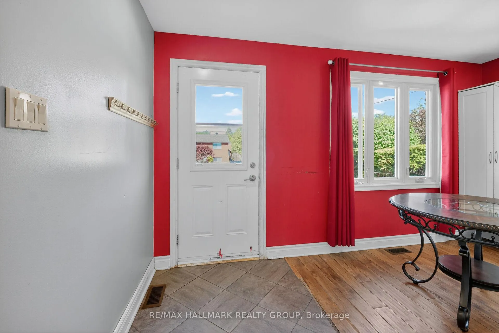 Photo 3 of 1412 Maxime Street, Ottawa, Pineview — HOMEH