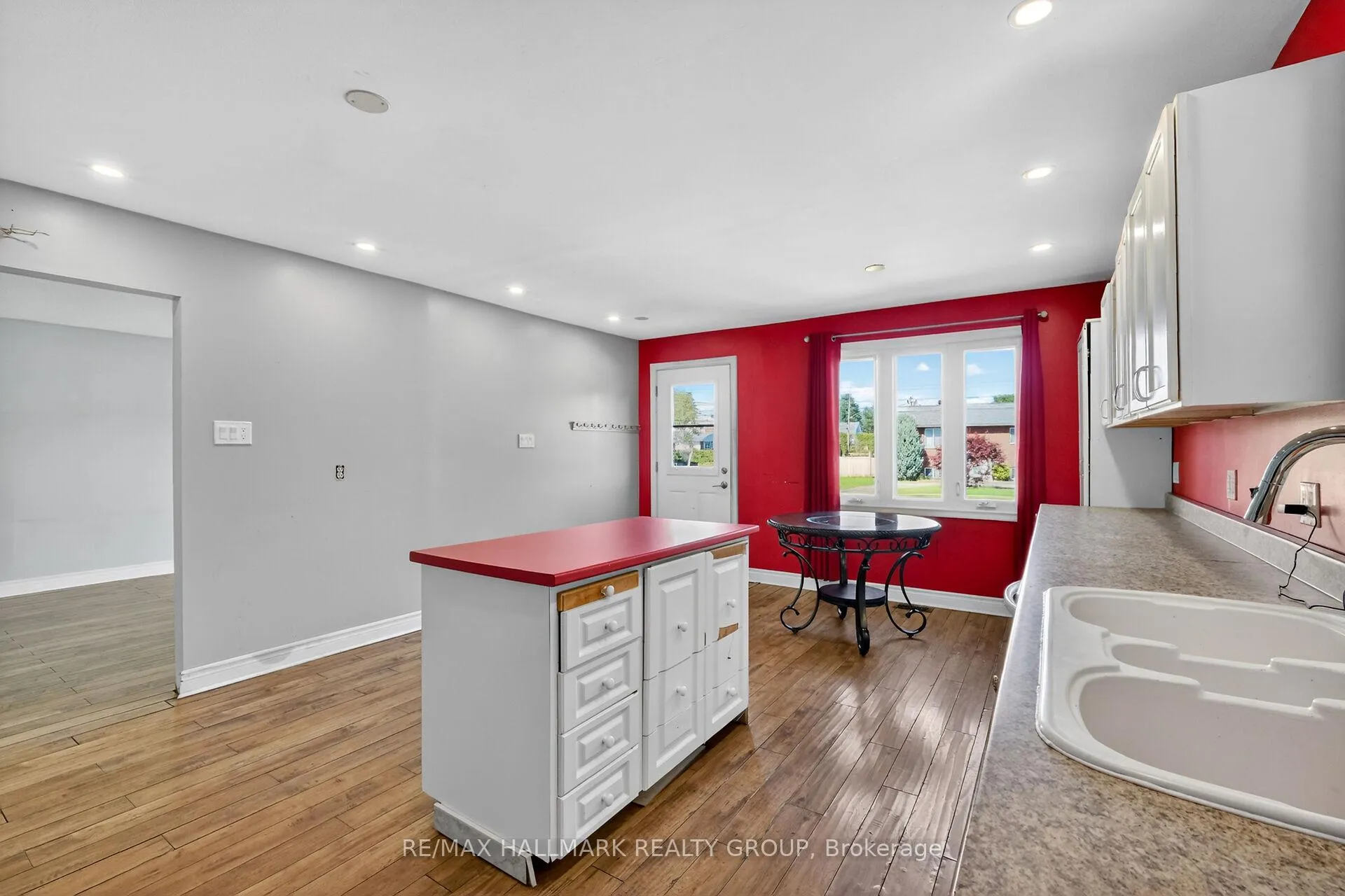 Photo 9 of 1412 Maxime Street, Ottawa, Pineview — HOMEH