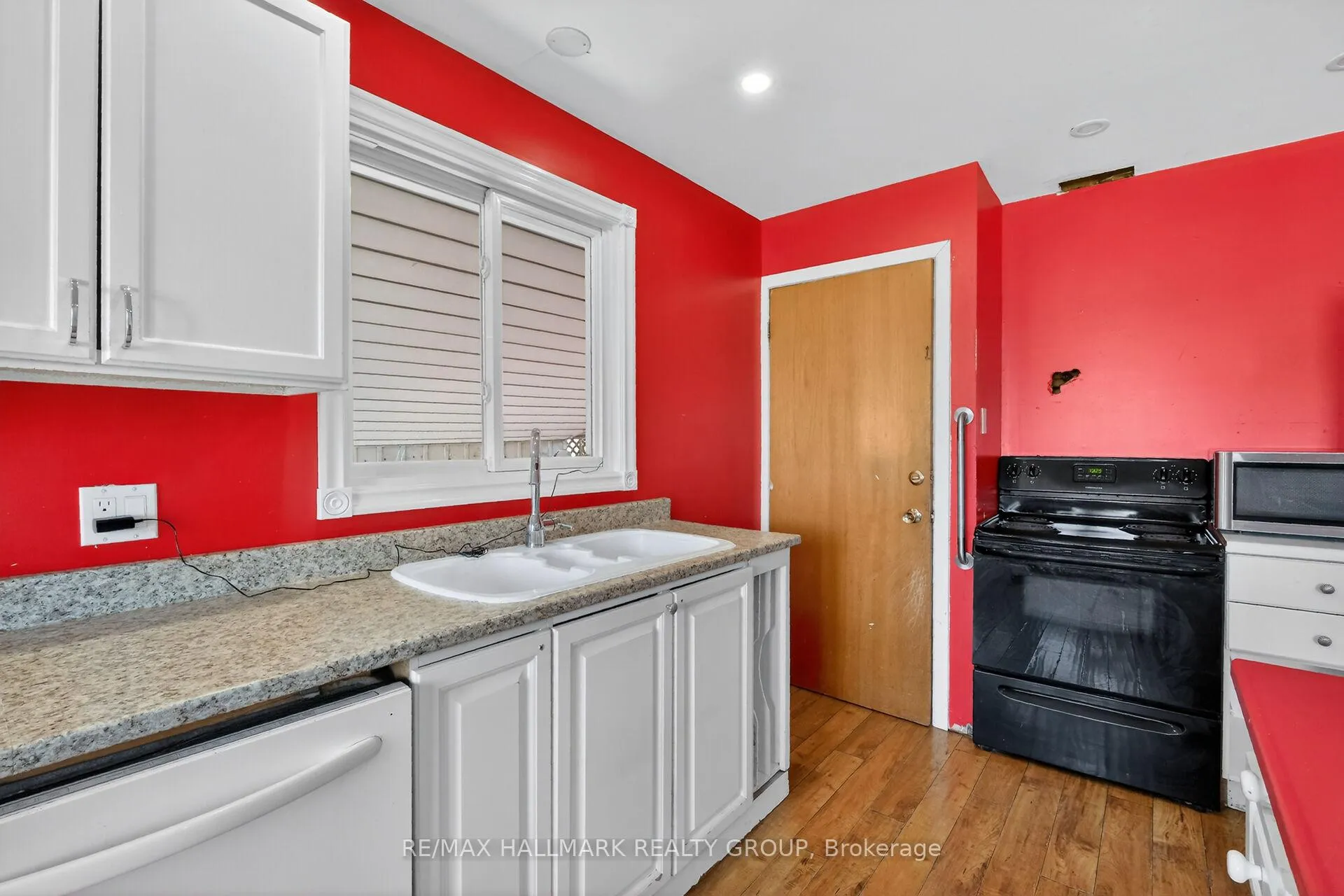 Photo 11 of 1412 Maxime Street, Ottawa, Pineview — HOMEH
