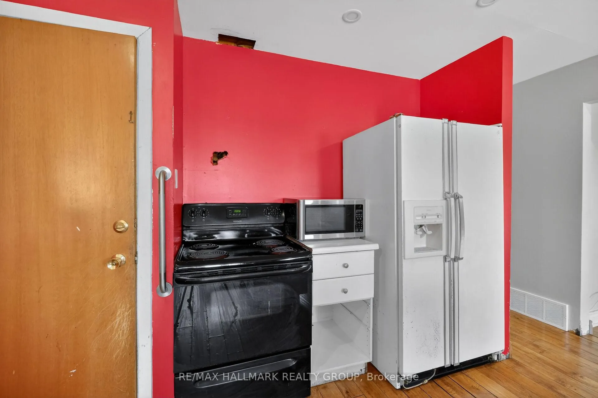 Photo 13 of 1412 Maxime Street, Ottawa, Pineview — HOMEH