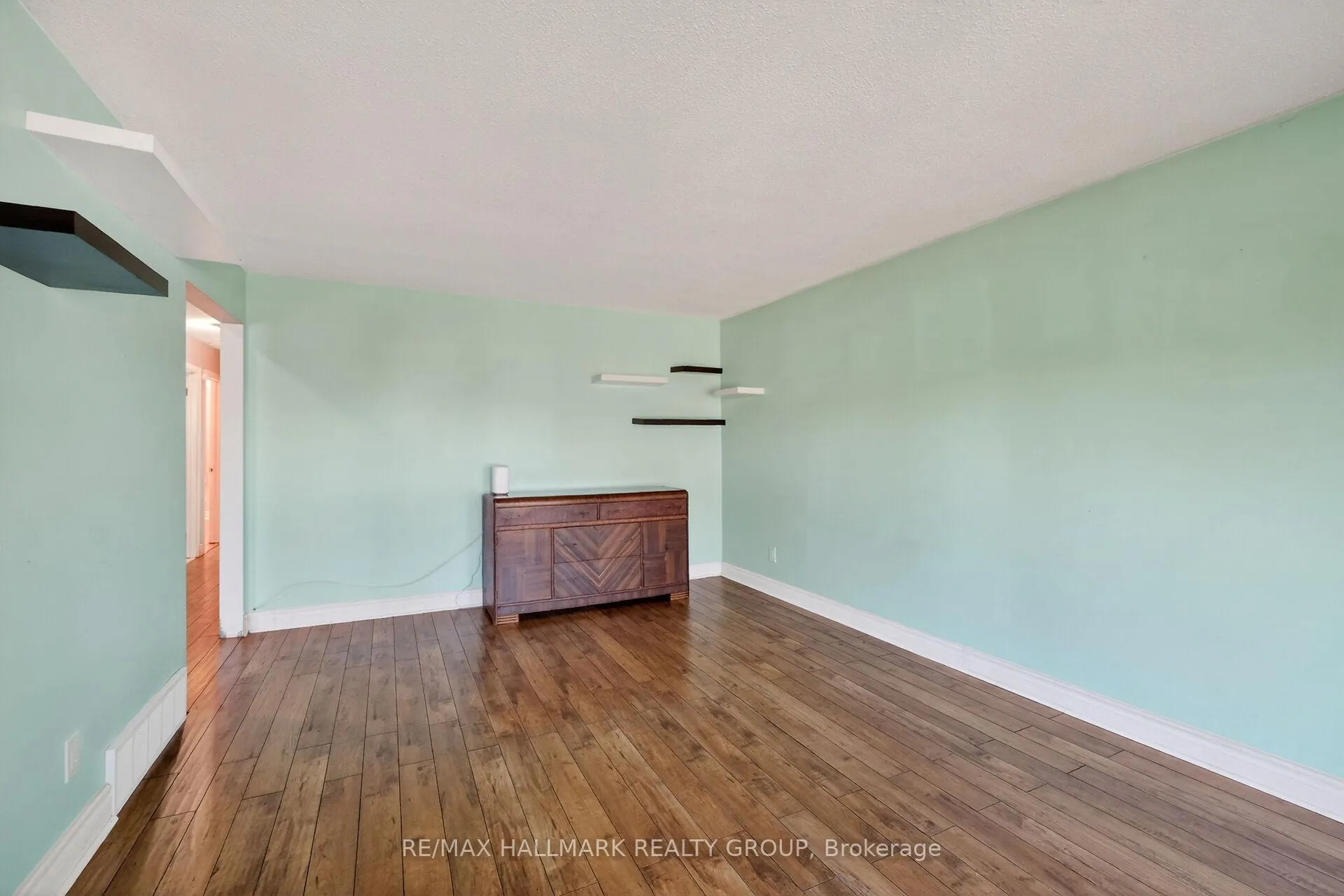 Photo 17 of 1412 Maxime Street, Ottawa, Pineview — HOMEH