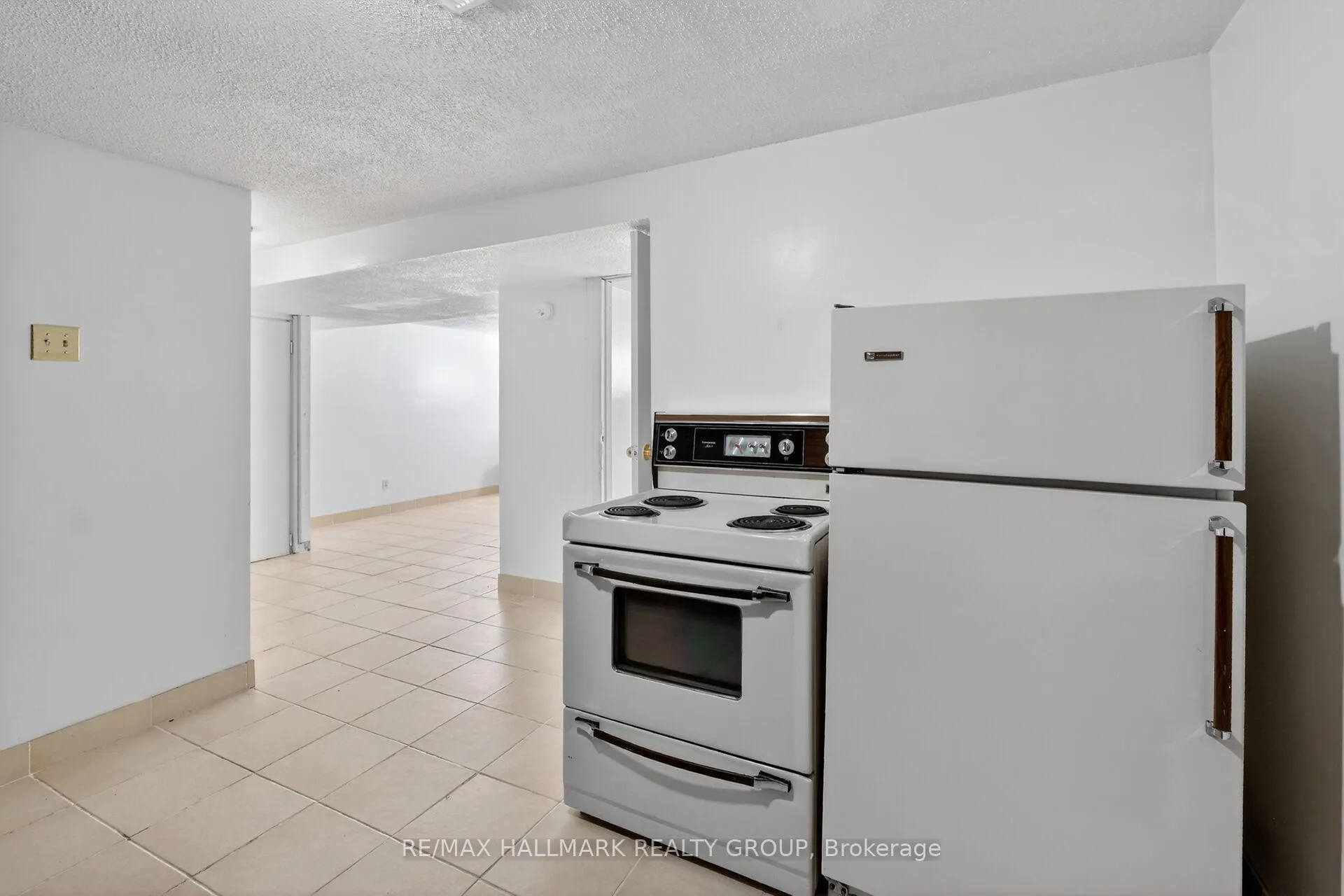 Photo 36 of 1412 Maxime Street, Ottawa, Pineview — HOMEH