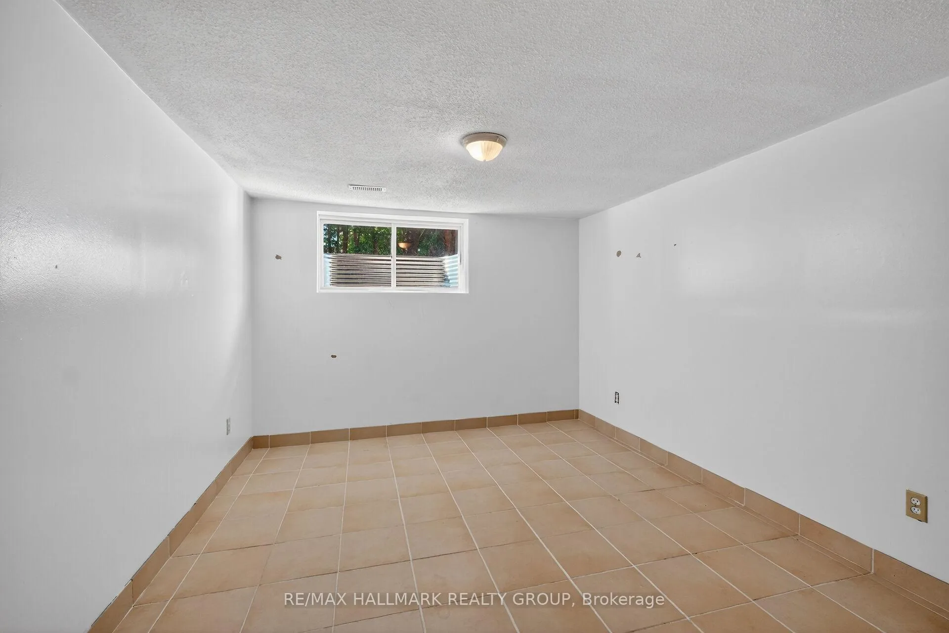 Photo 38 of 1412 Maxime Street, Ottawa, Pineview — HOMEH