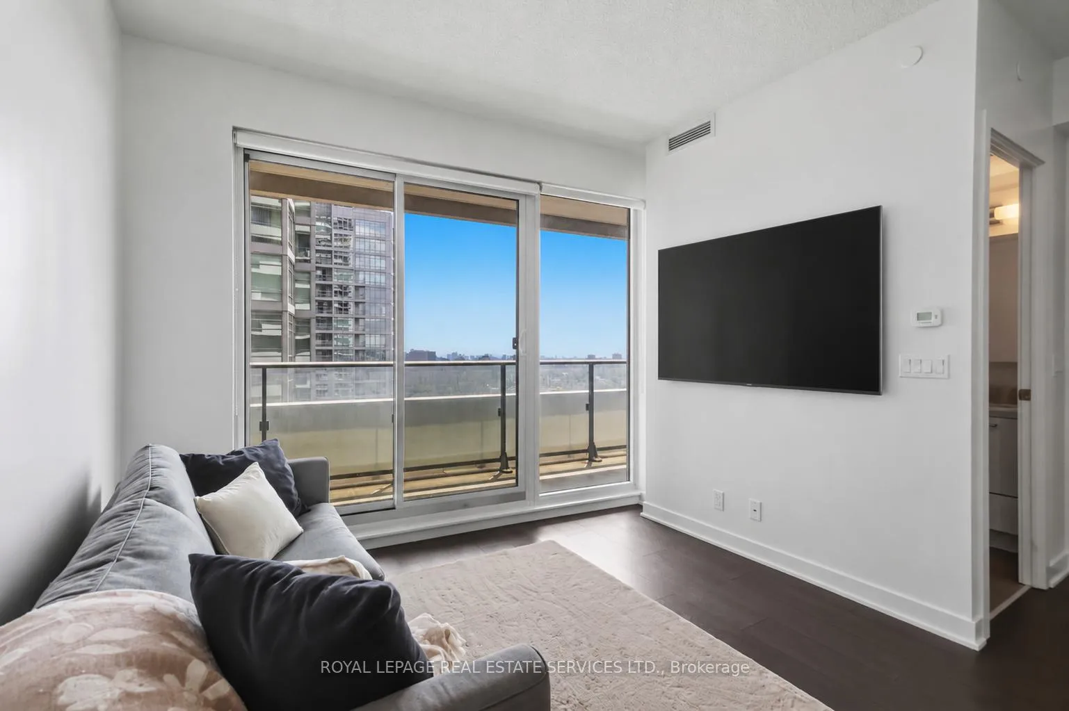 Photo 6 of Unit 2607, 2221 Yonge Street, Toronto, Mount Pleasant West — HOMEH