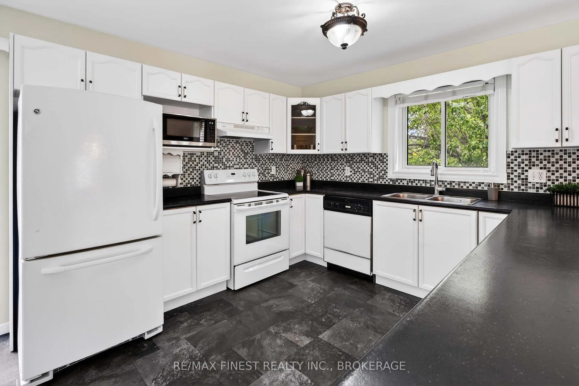 Photo 5 of 52 Johnson Street, Prince Edward County, Picton Ward — HOMEH