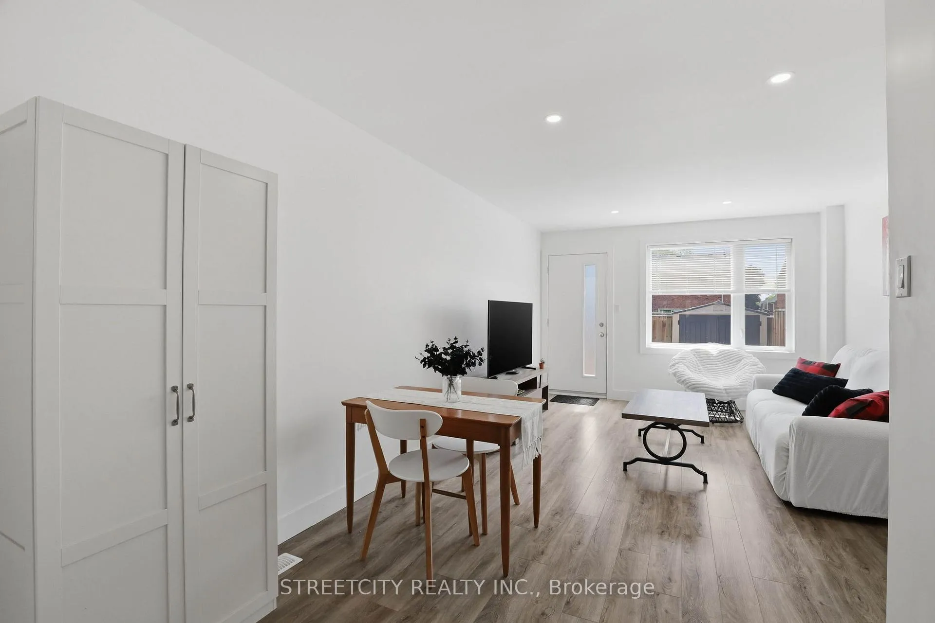 Photo 5 of 45 Toulon Crescent, London, East I — HOMEH