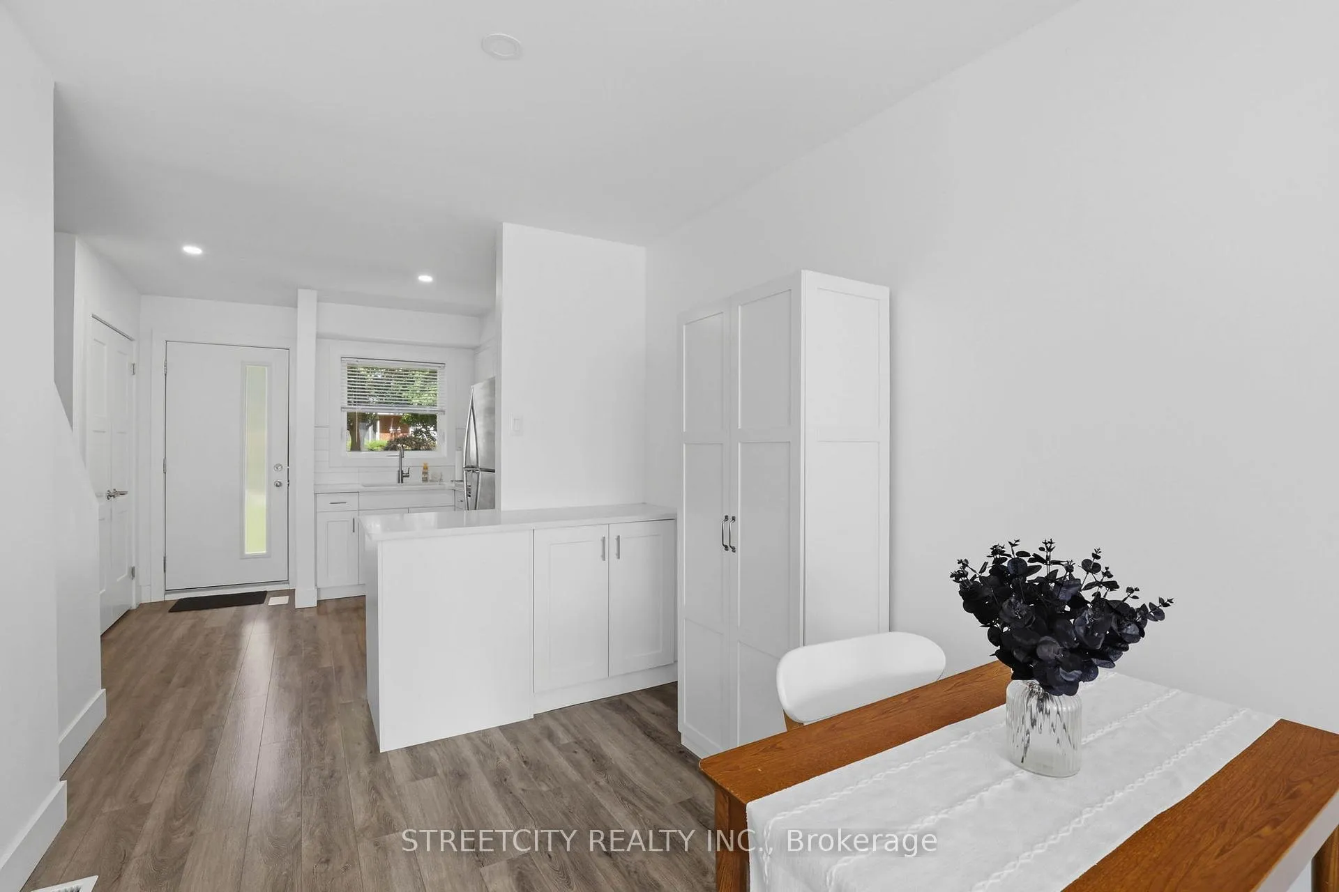 Photo 6 of 45 Toulon Crescent, London, East I — HOMEH