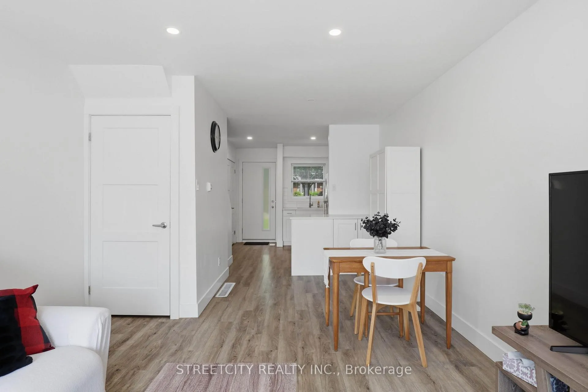 Photo 7 of 45 Toulon Crescent, London, East I — HOMEH