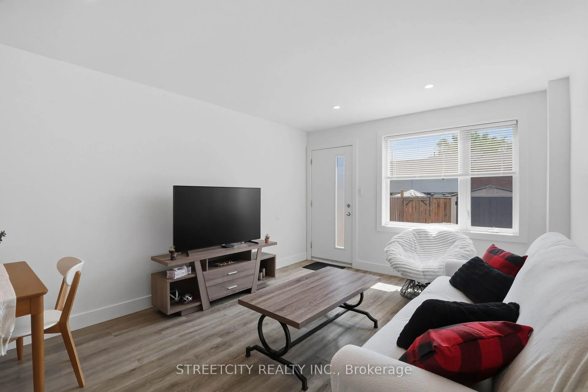 Photo 8 of 45 Toulon Crescent, London, East I — HOMEH