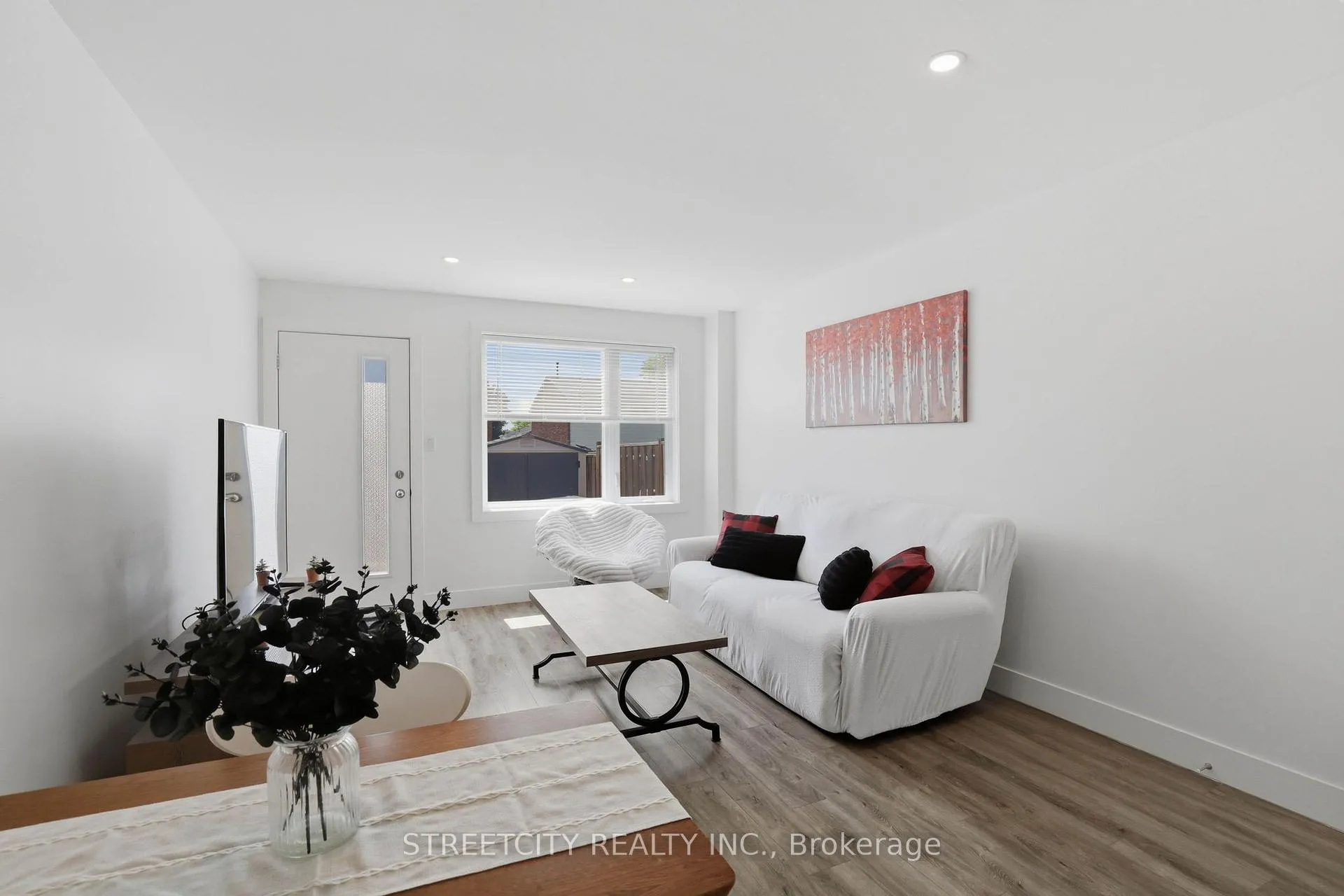 Photo 9 of 45 Toulon Crescent, London, East I — HOMEH