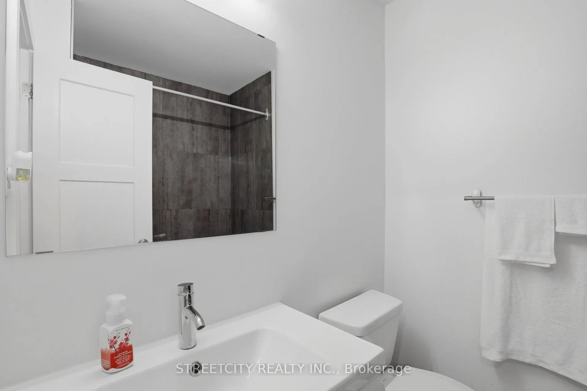 Photo 16 of 45 Toulon Crescent, London, East I — HOMEH