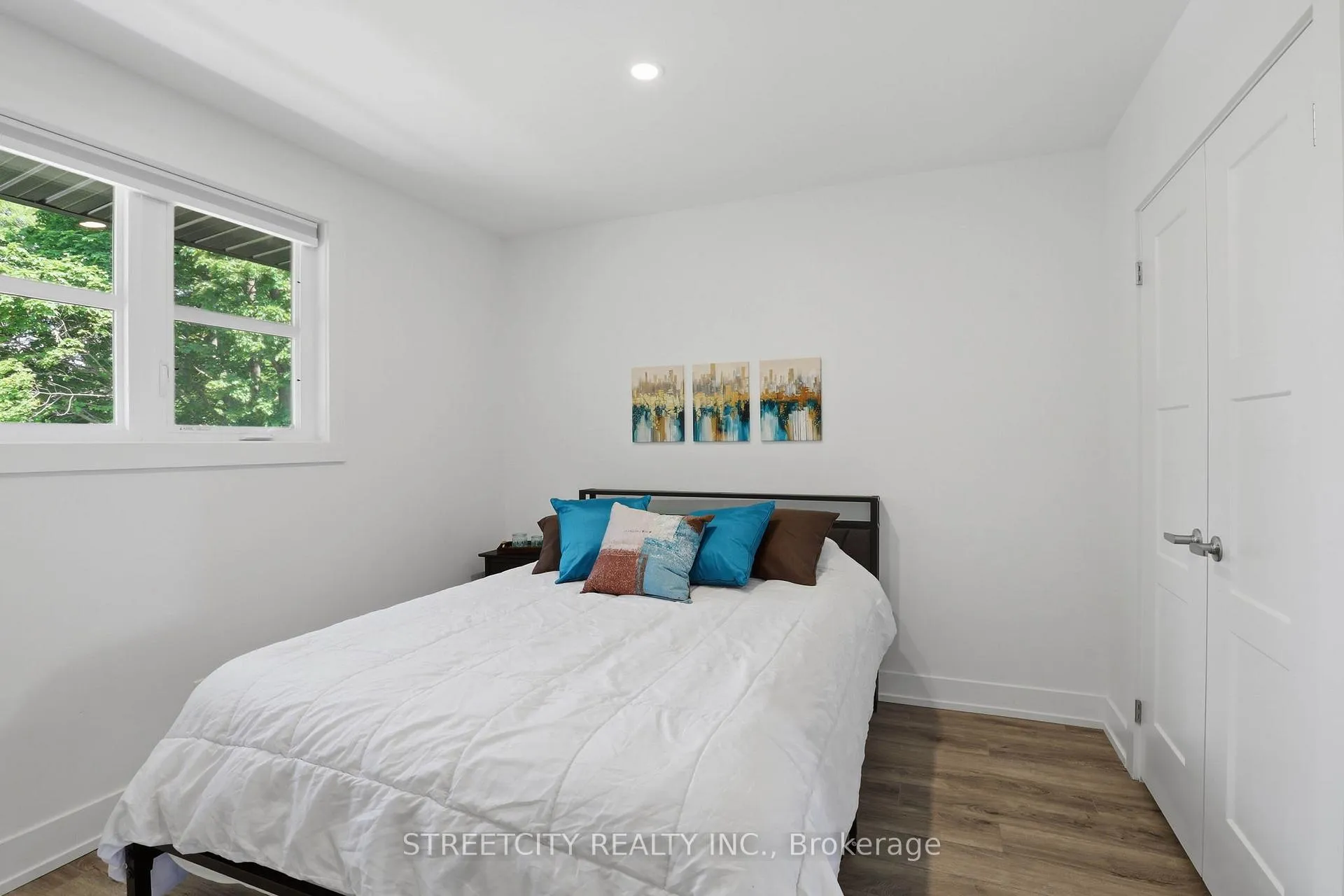 Photo 18 of 45 Toulon Crescent, London, East I — HOMEH