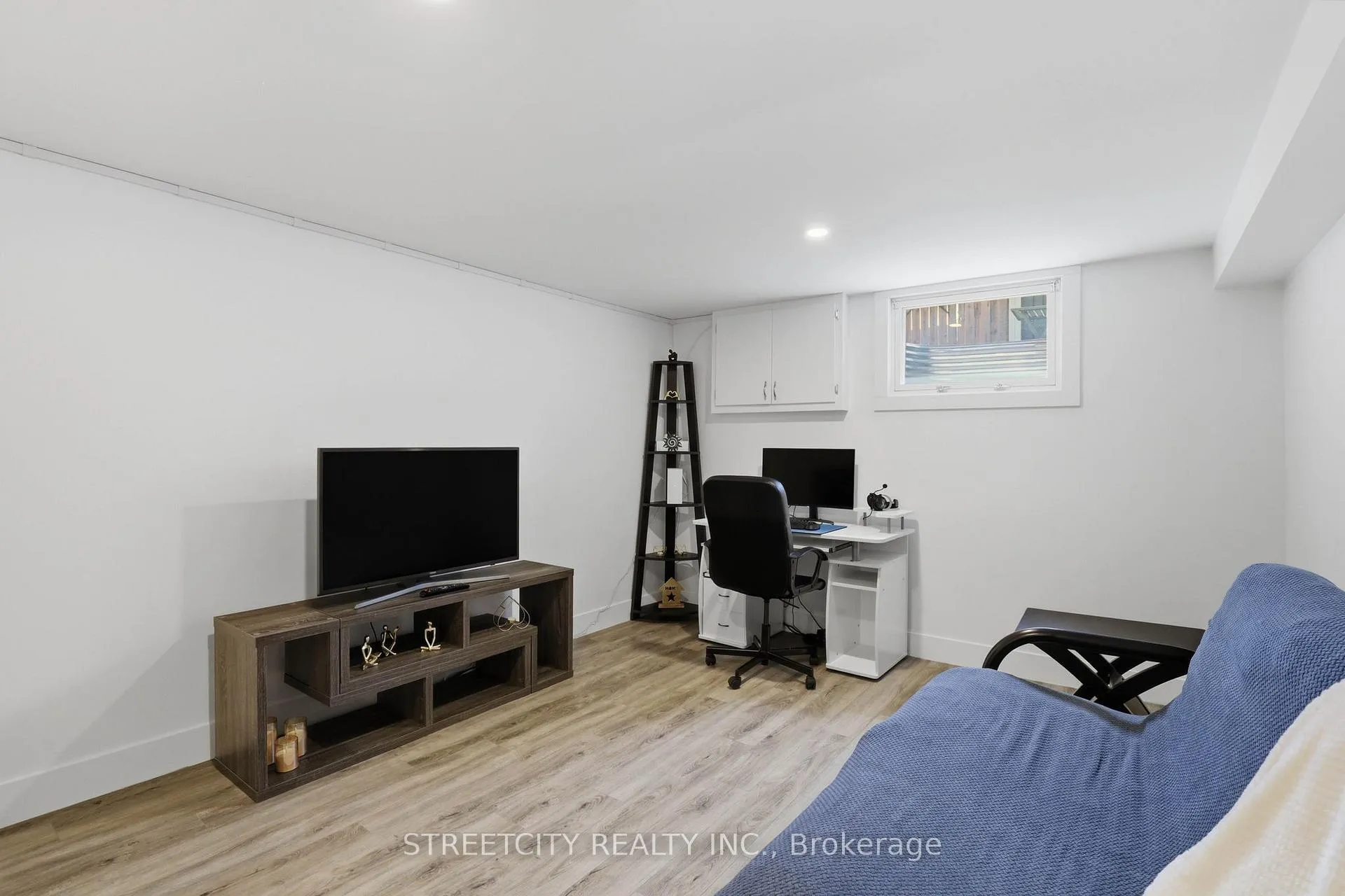 Photo 23 of 45 Toulon Crescent, London, East I — HOMEH