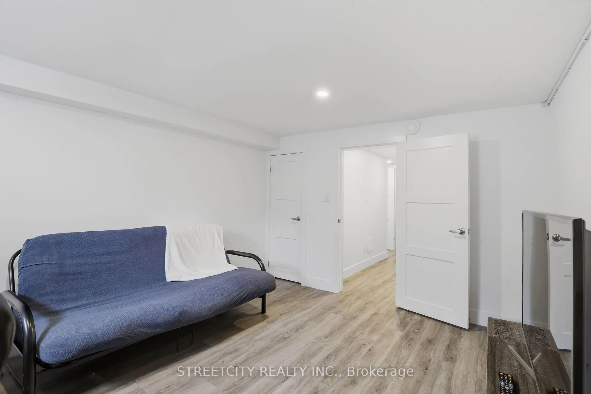 Photo 24 of 45 Toulon Crescent, London, East I — HOMEH