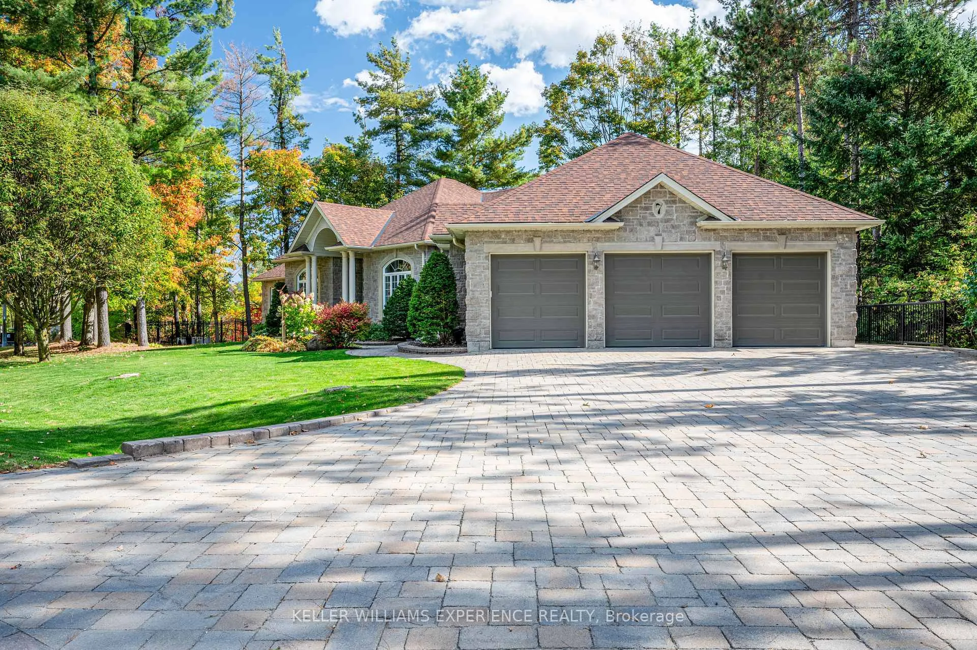 Photo 2 of 7 Highland Drive, Oro-Medonte, Horseshoe Valley — HOMEH