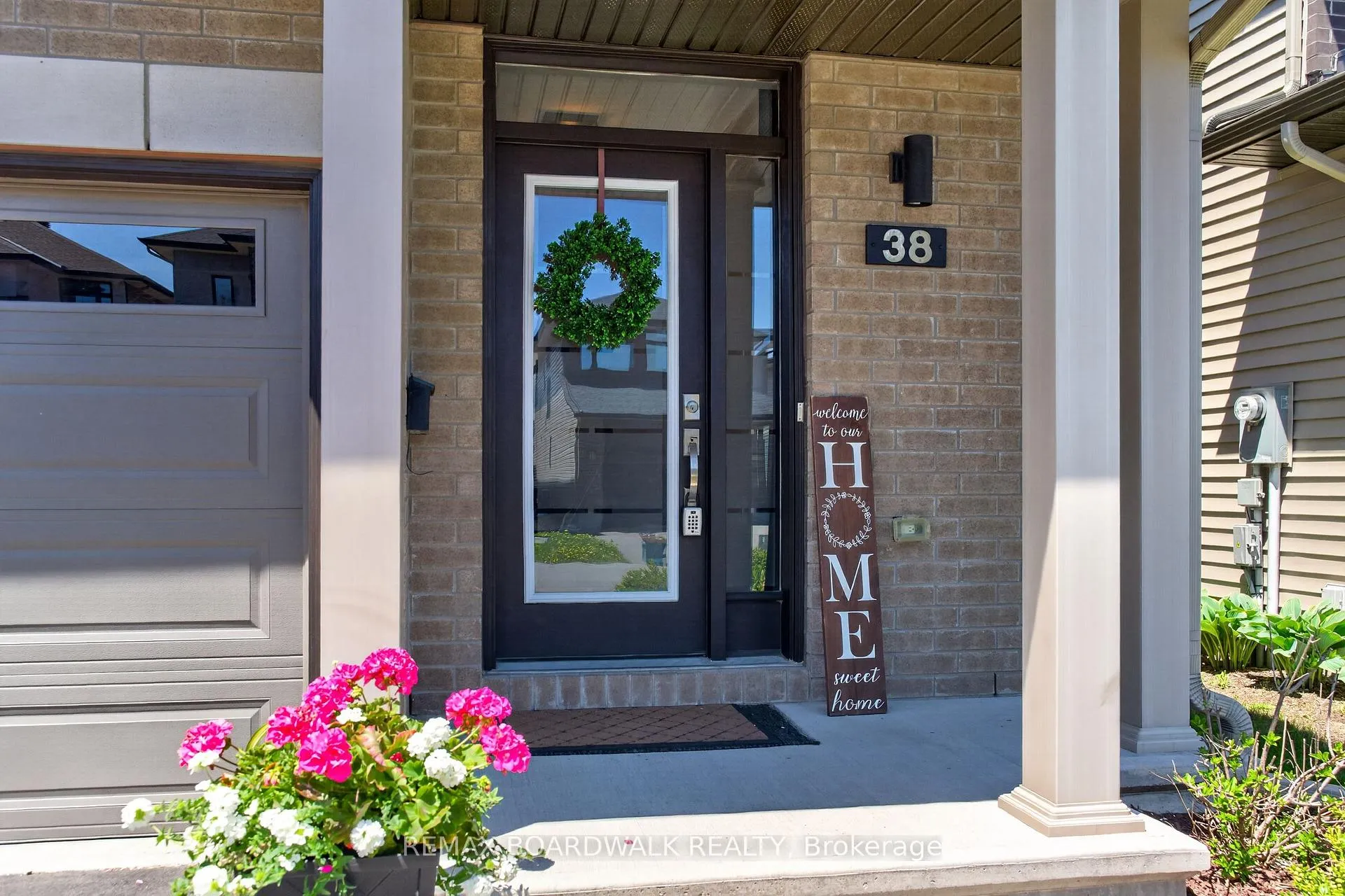 Photo 2 of 38 Thunderbolt Street, Ottawa, Kanata - Emerald Meadows/Trailwest — HOMEH
