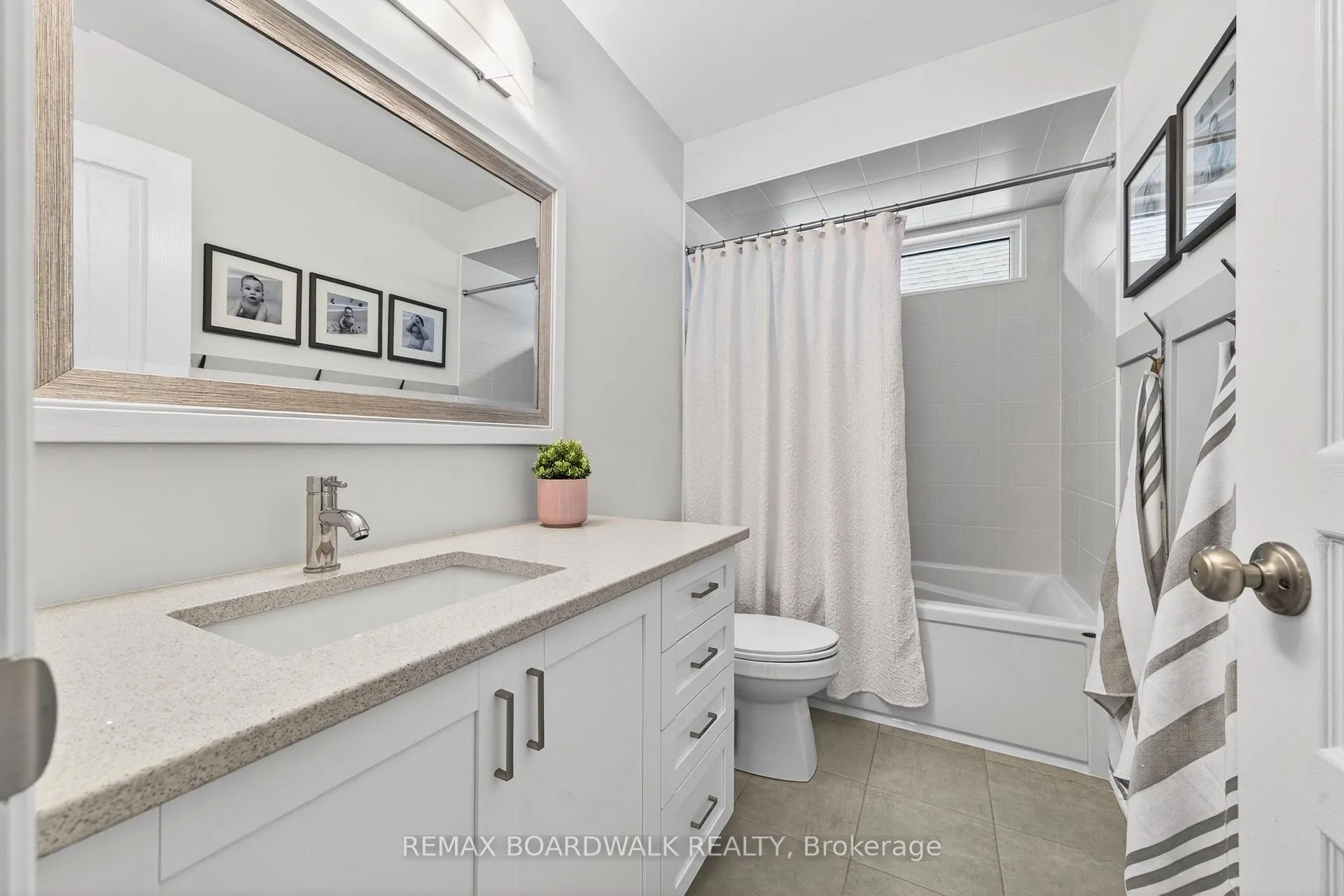 Photo 28 of 38 Thunderbolt Street, Ottawa, Kanata - Emerald Meadows/Trailwest — HOMEH