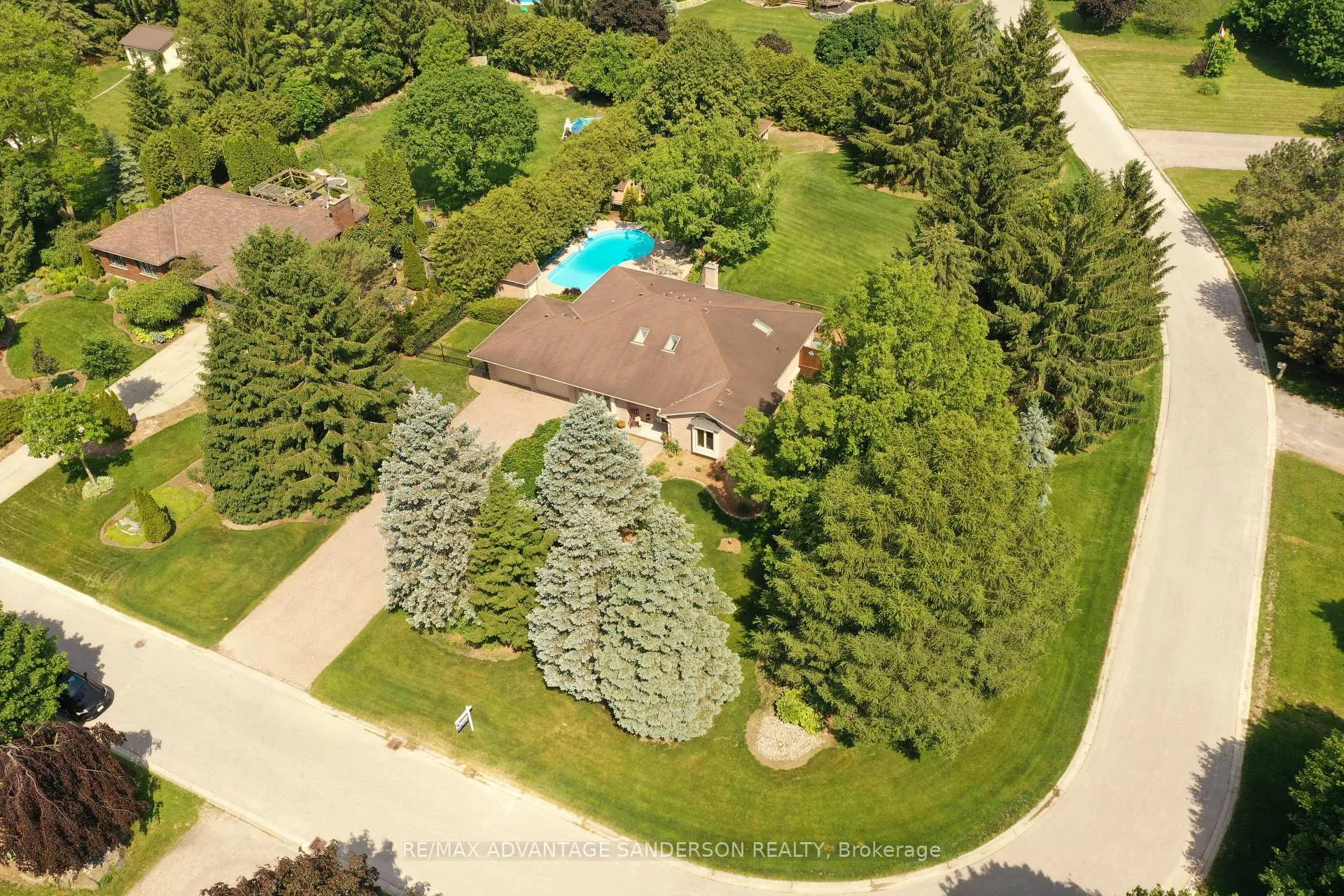 Photo 2 of 109 Salisbury Drive, Middlesex Centre, Birr — HOMEH