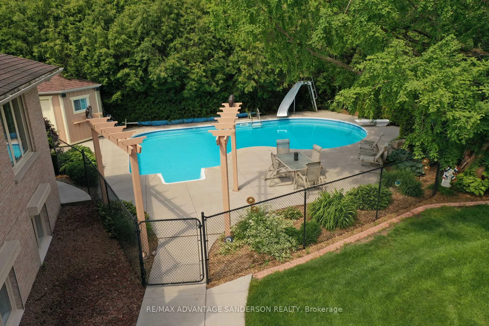 Photo 8 of 109 Salisbury Drive, Middlesex Centre, Birr — HOMEH