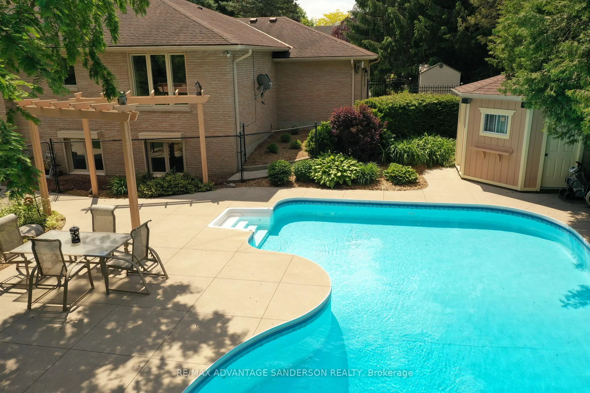 Photo 9 of 109 Salisbury Drive, Middlesex Centre, Birr — HOMEH