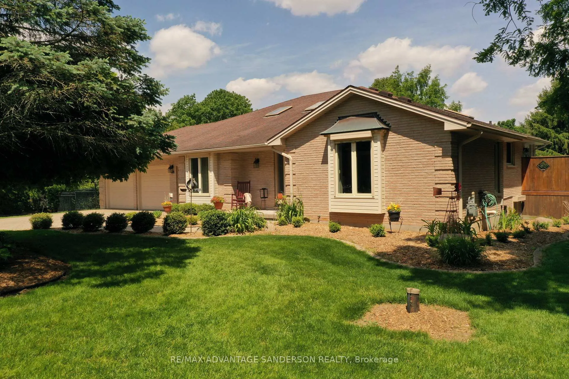 Photo 12 of 109 Salisbury Drive, Middlesex Centre, Birr — HOMEH