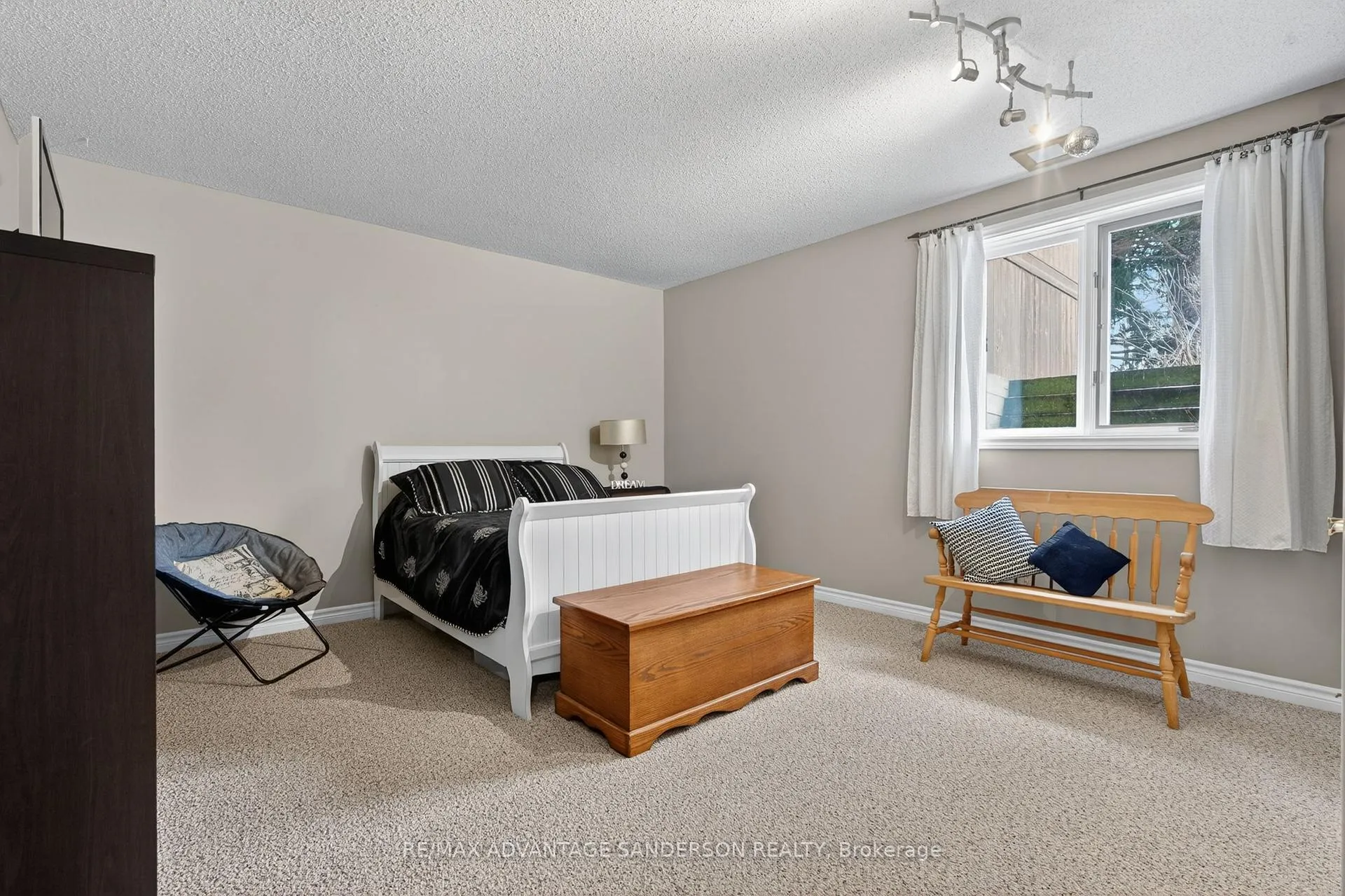Photo 38 of 109 Salisbury Drive, Middlesex Centre, Birr — HOMEH