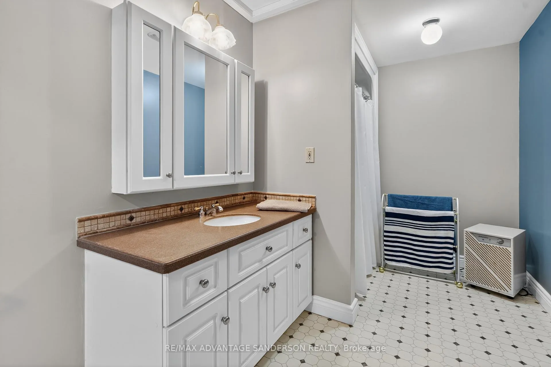 Photo 40 of 109 Salisbury Drive, Middlesex Centre, Birr — HOMEH