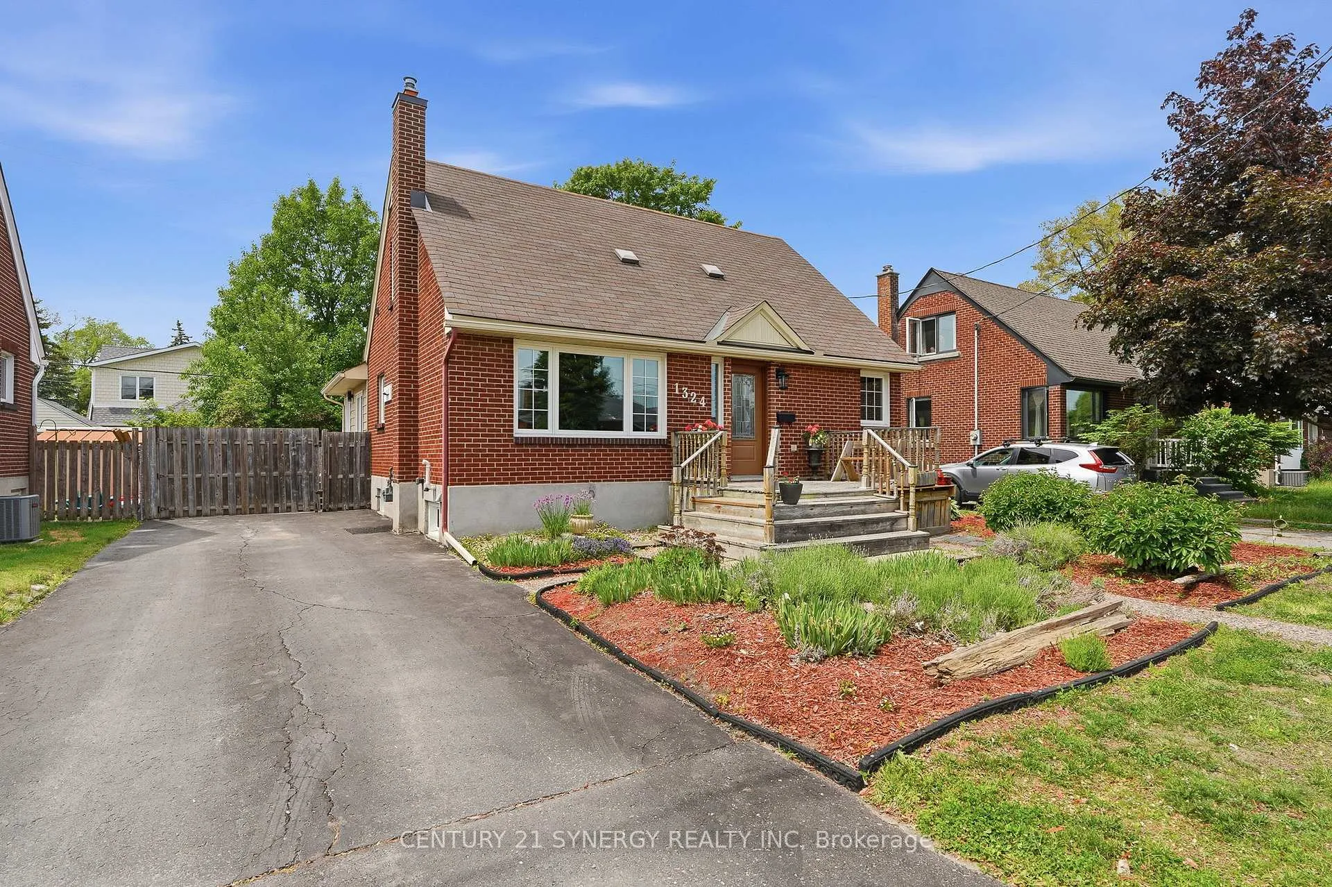 Photo 2 of 1324 Avenue O, Ottawa, Eastway Gardens/Industrial Park — HOMEH