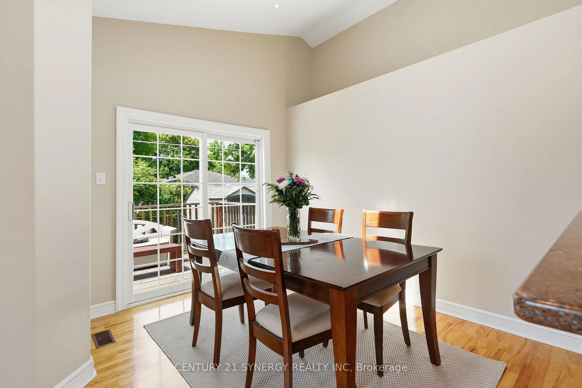 Photo 14 of 1324 Avenue O, Ottawa, Eastway Gardens/Industrial Park — HOMEH
