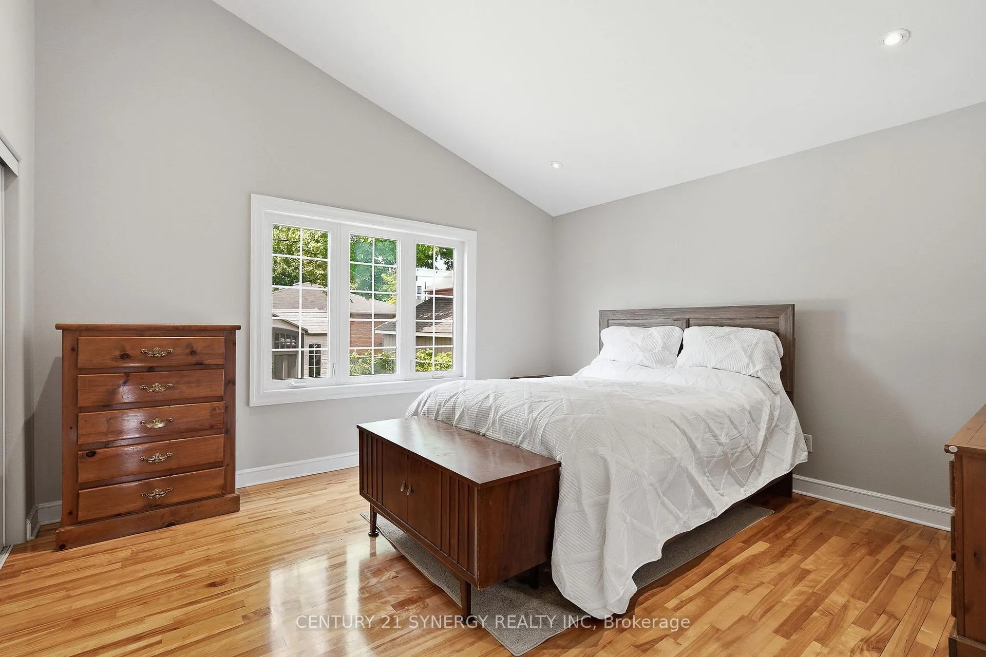 Photo 17 of 1324 Avenue O, Ottawa, Eastway Gardens/Industrial Park — HOMEH