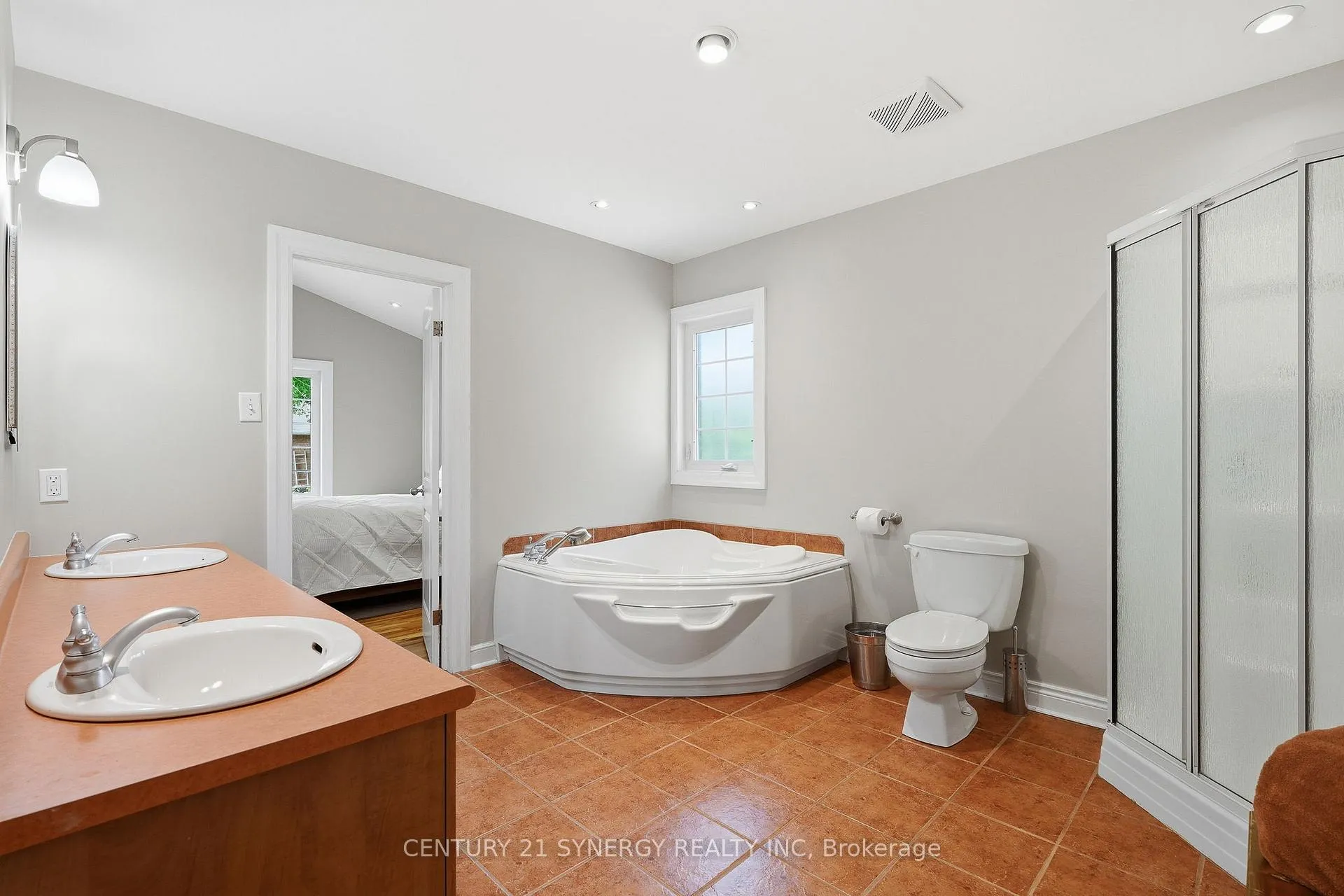 Photo 19 of 1324 Avenue O, Ottawa, Eastway Gardens/Industrial Park — HOMEH