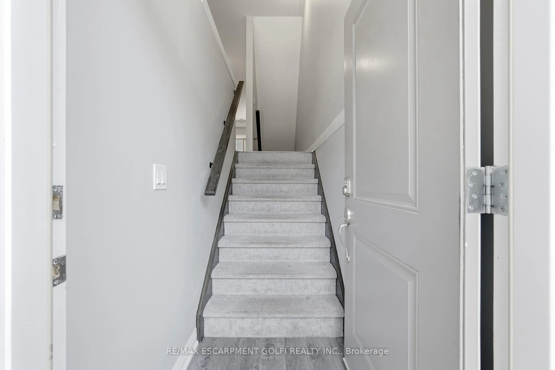 Photo 3 of 28 Aqua Lane, Hamilton, Rural Glanbrook — HOMEH