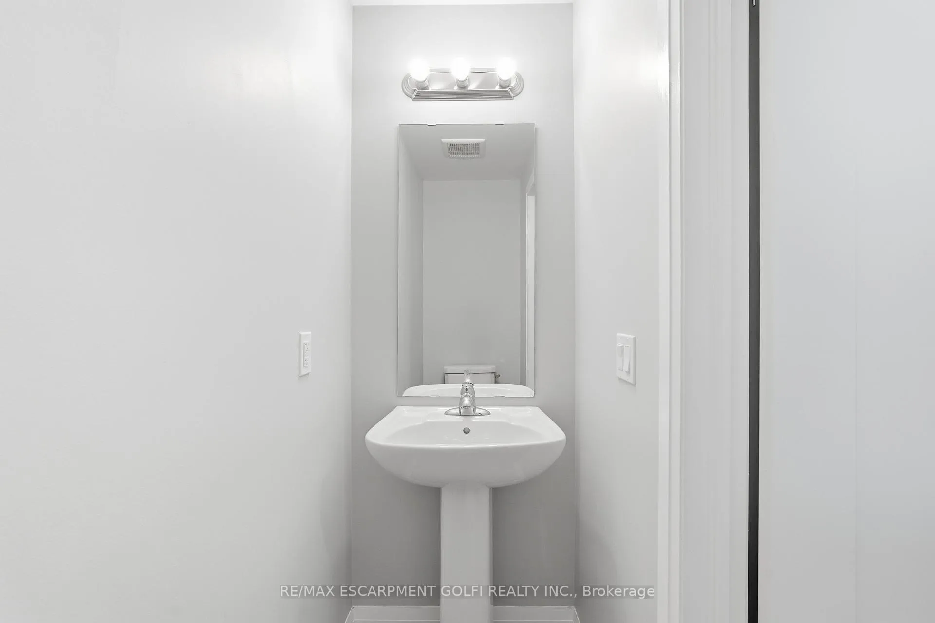 Photo 13 of 28 Aqua Lane, Hamilton, Rural Glanbrook — HOMEH