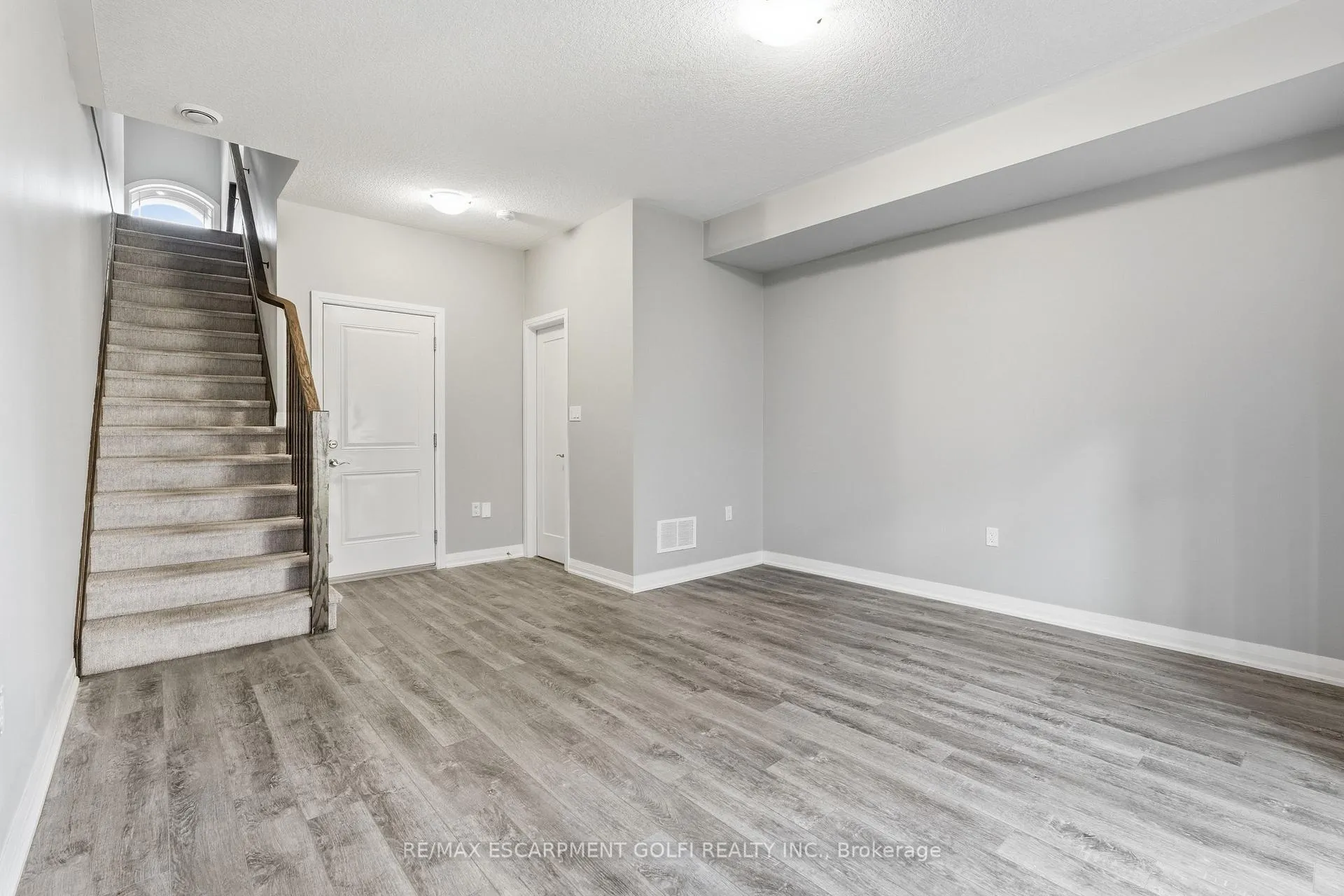 Photo 23 of 28 Aqua Lane, Hamilton, Rural Glanbrook — HOMEH