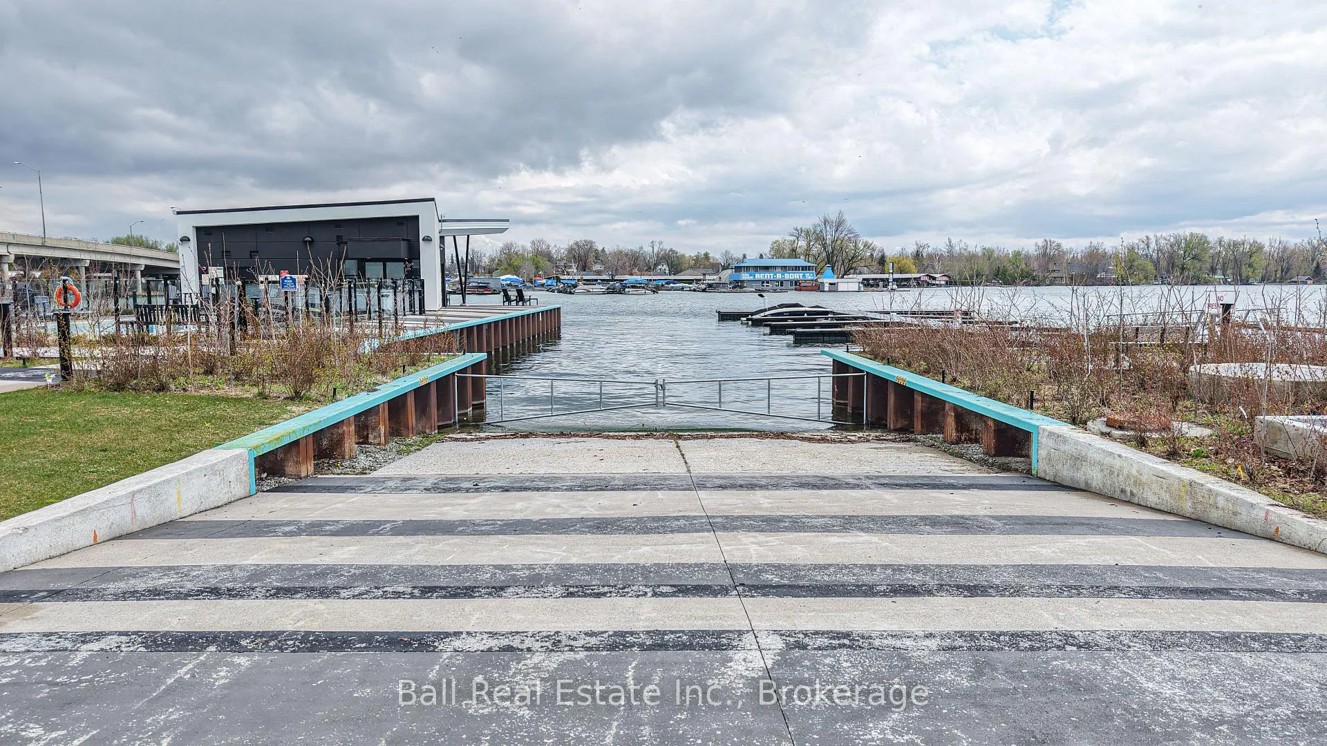 Photo 25 of 16 Mariners Pier Way, Orillia — HOMEH