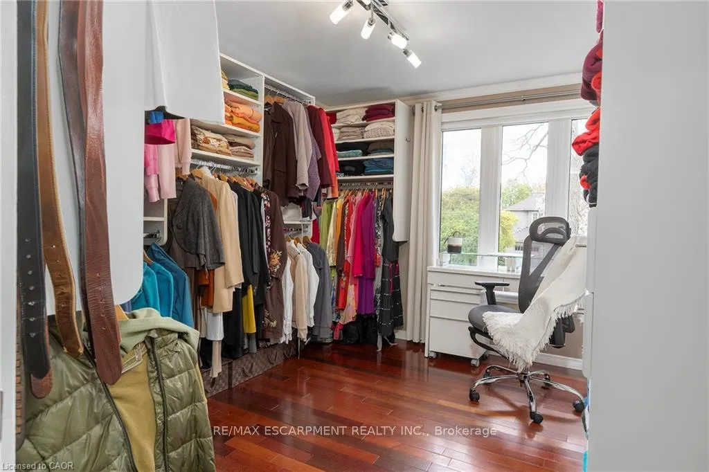 Photo 14 of 193 Pine Cove Road, Burlington, Roseland — HOMEH
