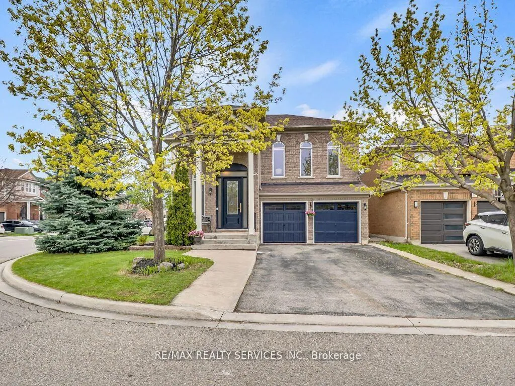 Photo 2 of 13 Mistycreek Crescent, Brampton, Fletcher's Meadow — HOMEH